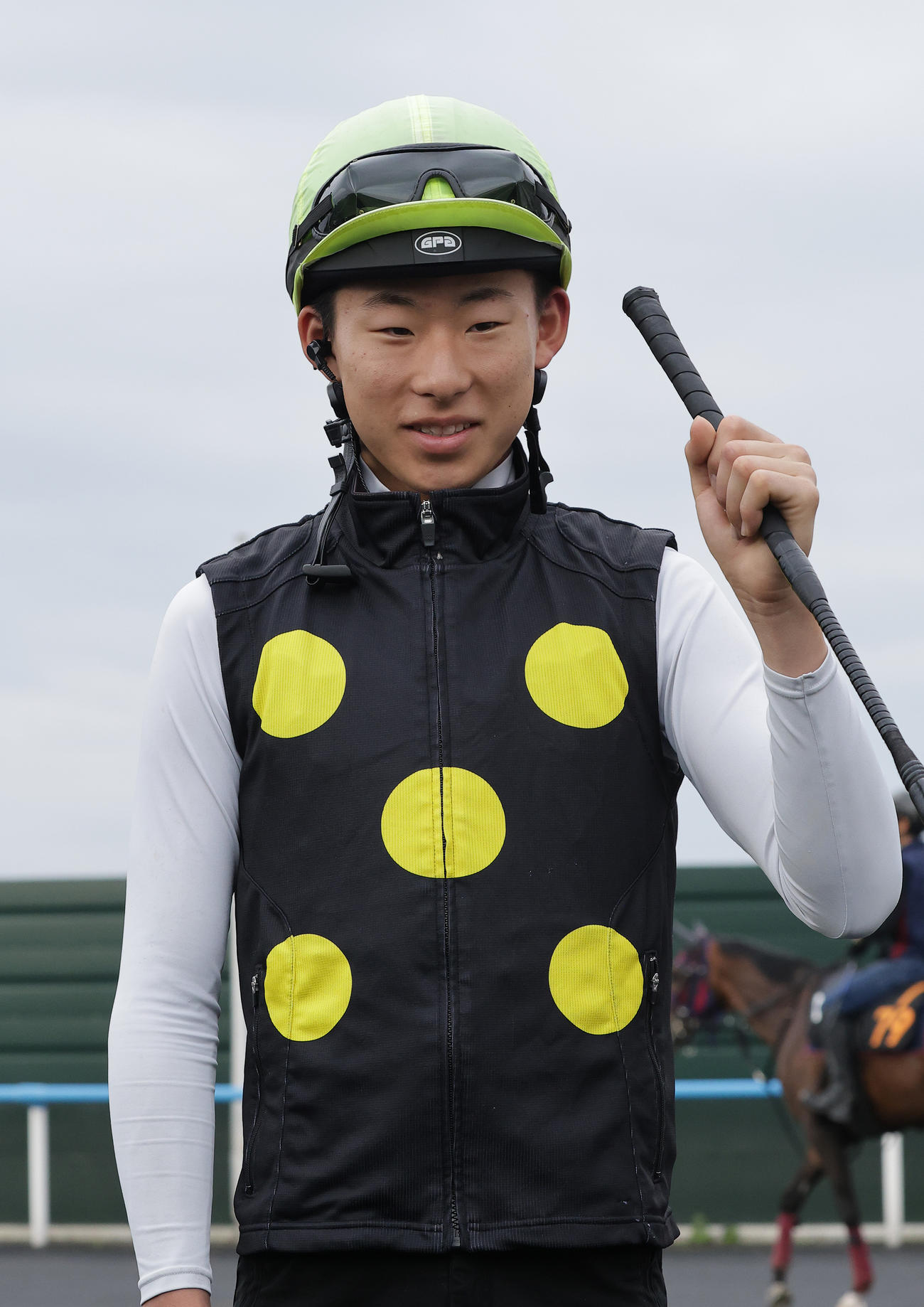 函館競馬場で調教騎乗に励む高杉吏麒騎手