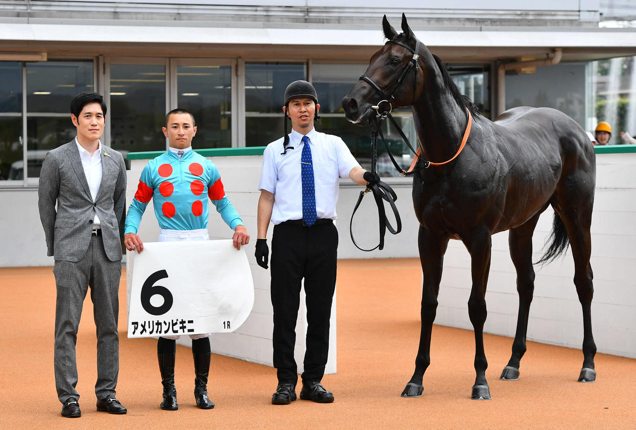 小倉1R・2歳未勝利　1着のアメリカンビキニと吉村誠之助騎手（撮影・岩下翔太）