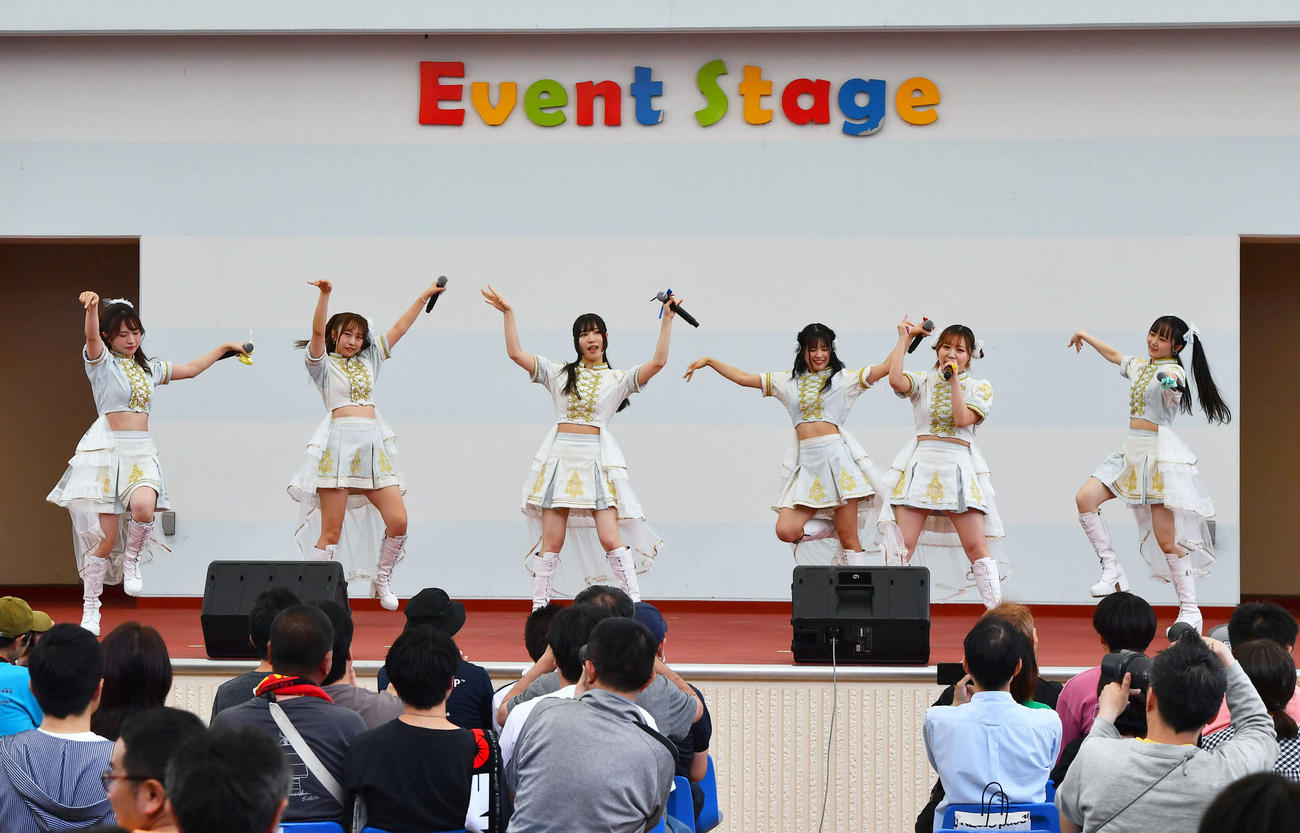 小倉競馬場のステージでライブを行う、佐賀競馬場のアイドルグループ「UMATENA」（撮影・岩下翔太）