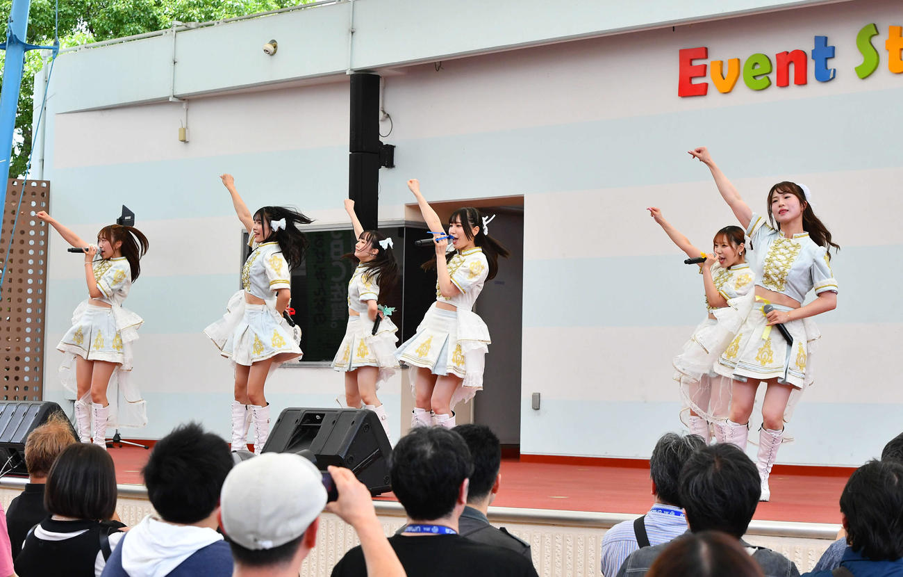 小倉競馬場のステージでライブを行う、佐賀競馬場のアイドルグループ「UMATENA」（撮影・岩下翔太）