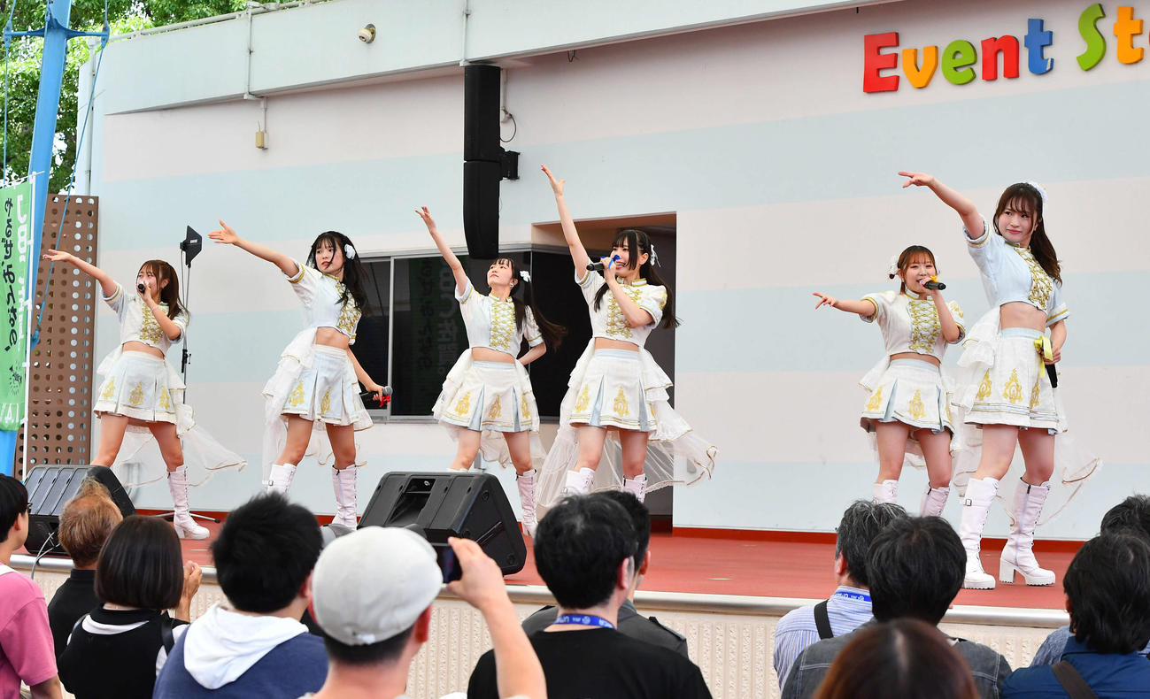 小倉競馬場のステージでライブを行う、佐賀競馬場のアイドルグループ「UMATENA」（撮影・岩下翔太）