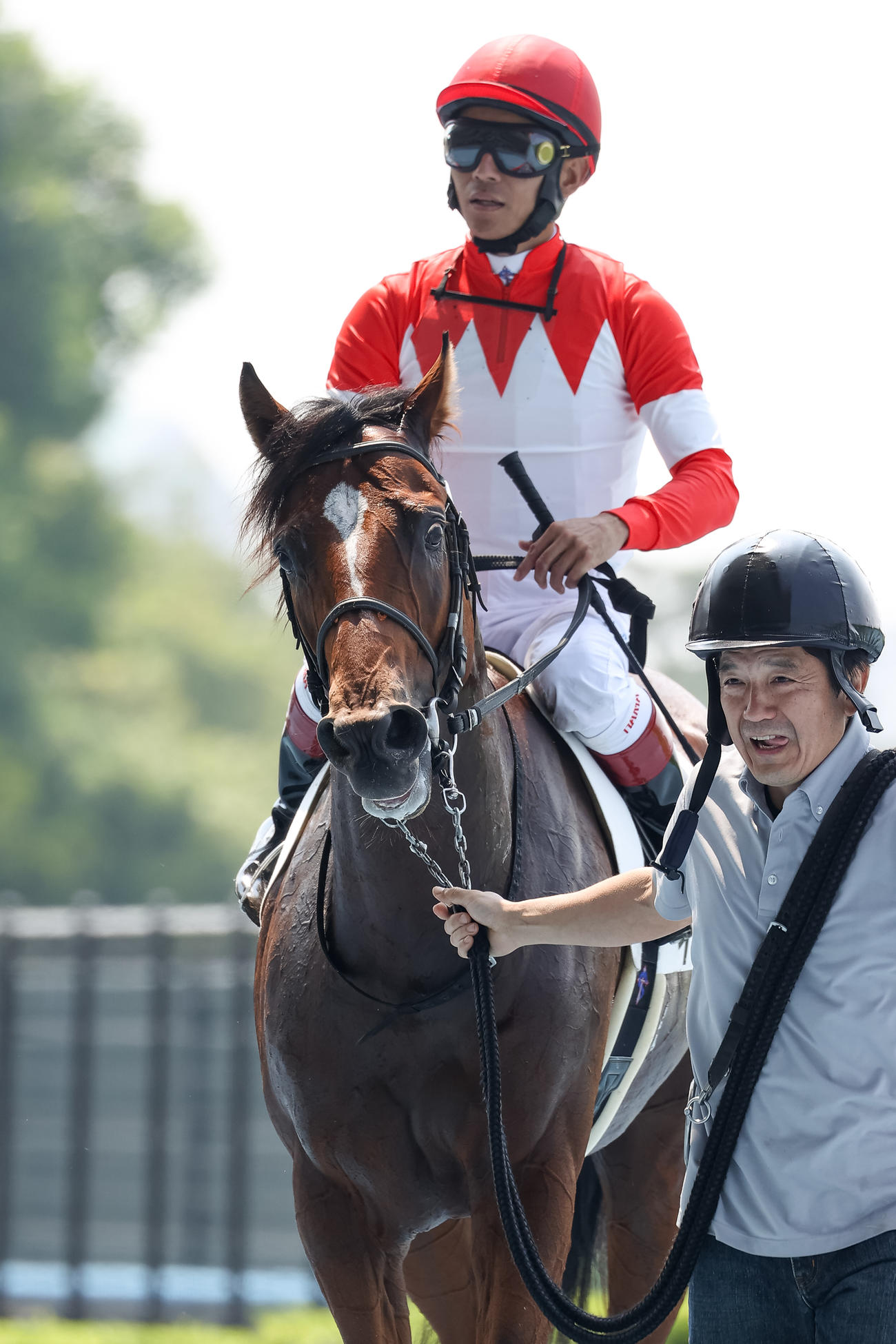 函館1R、2歳未勝利を勝ち上がったイガッチと浜中騎手（撮影・村野早祐）