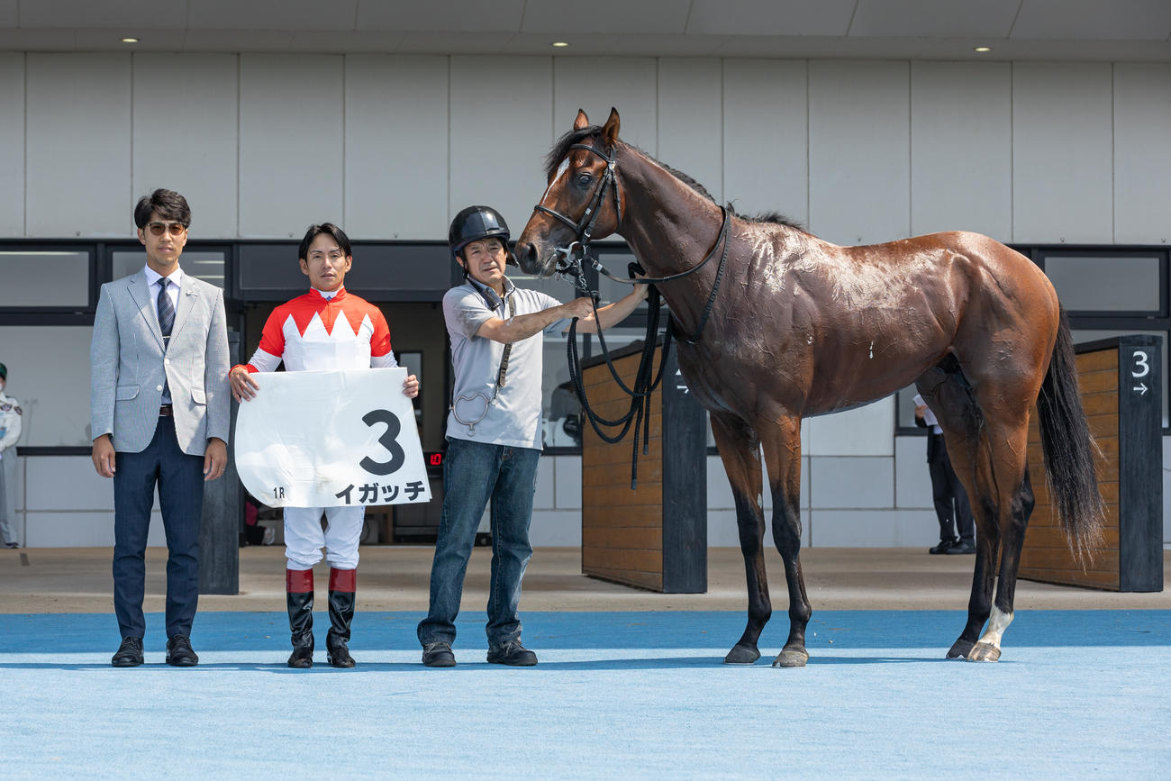 函館1R、2歳未勝利を勝ち上がったイガッチと浜中騎手（左から2人目）（撮影・村野早祐）