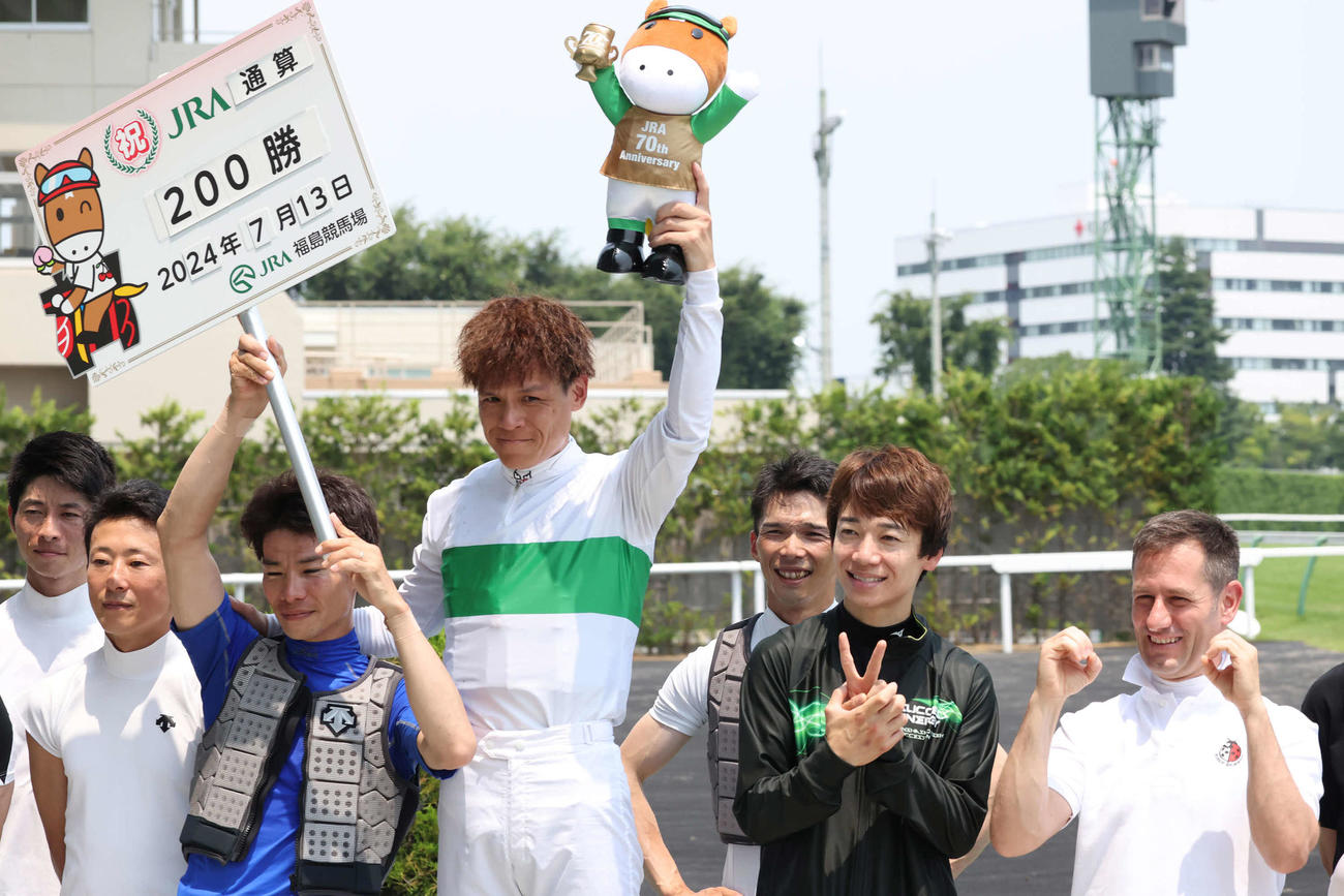 福島4RでJRA通算200勝を達成した高田騎手（撮影・丹羽敏通）