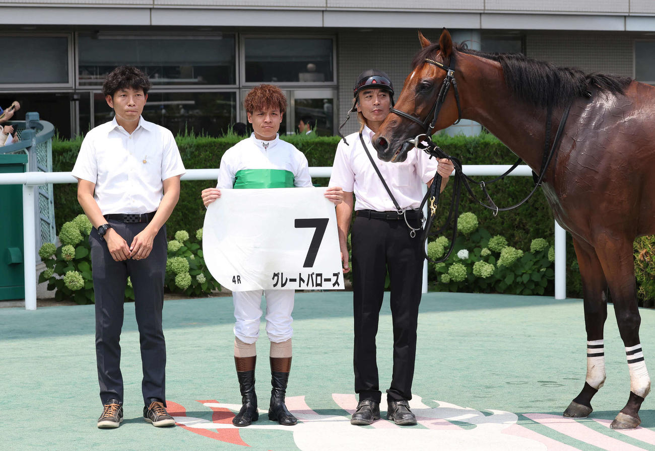 福島4R障害3歳上オープンを制したグレートバローズの口取りをする高田騎手（撮影・丹羽敏通）