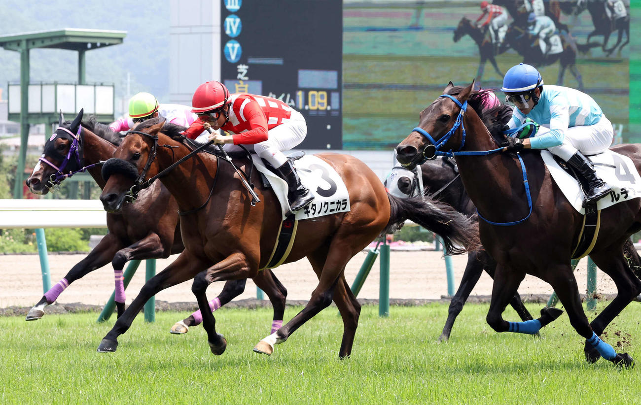 福島6R、2歳新馬戦を制したキタノクニカラと杉原騎手（中央）（撮影・丹羽敏通）