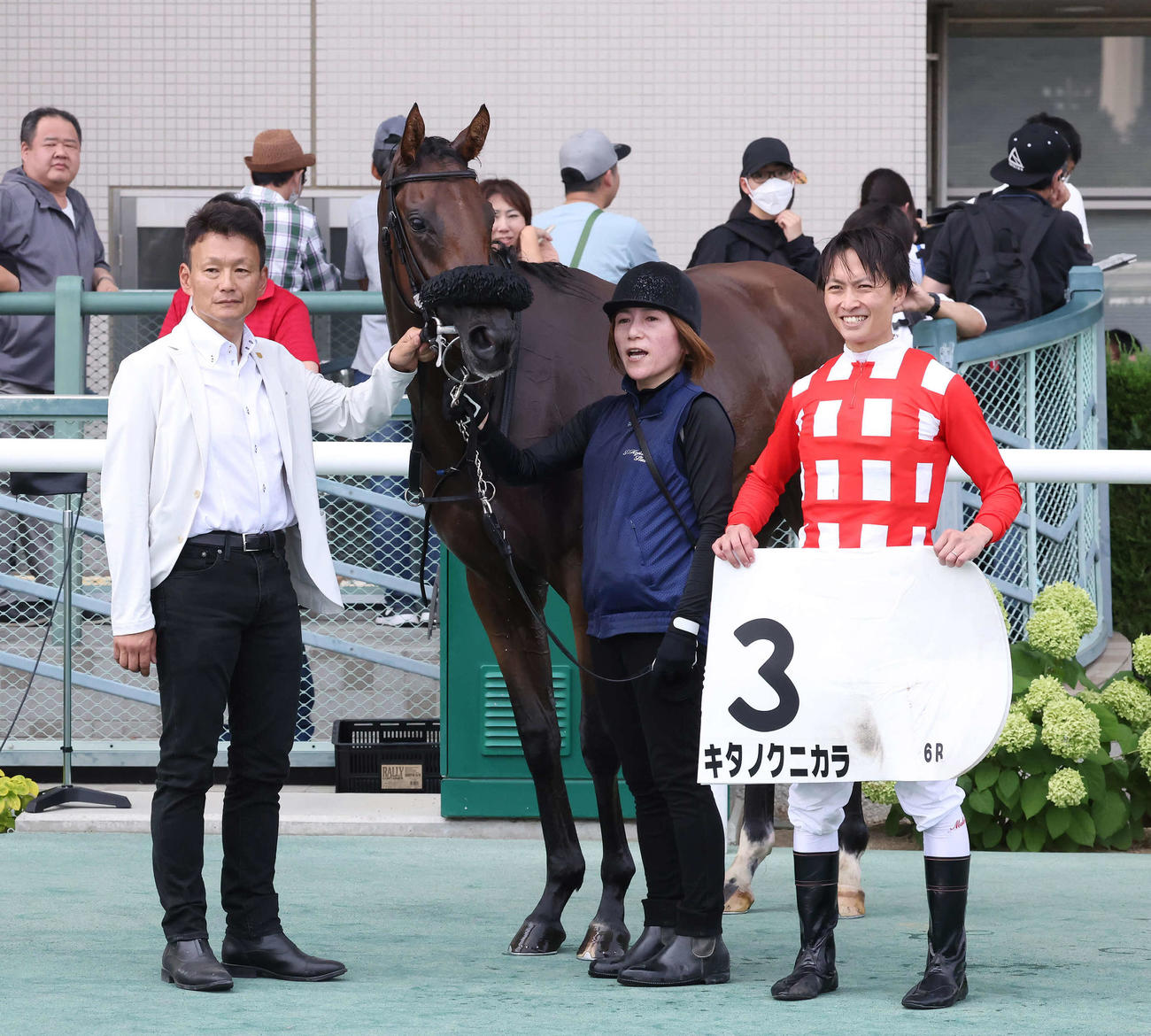 福島6R、2歳新馬戦を制したキタノクニカラの口取りをする小島茂師と杉原騎手（撮影・丹羽敏通）