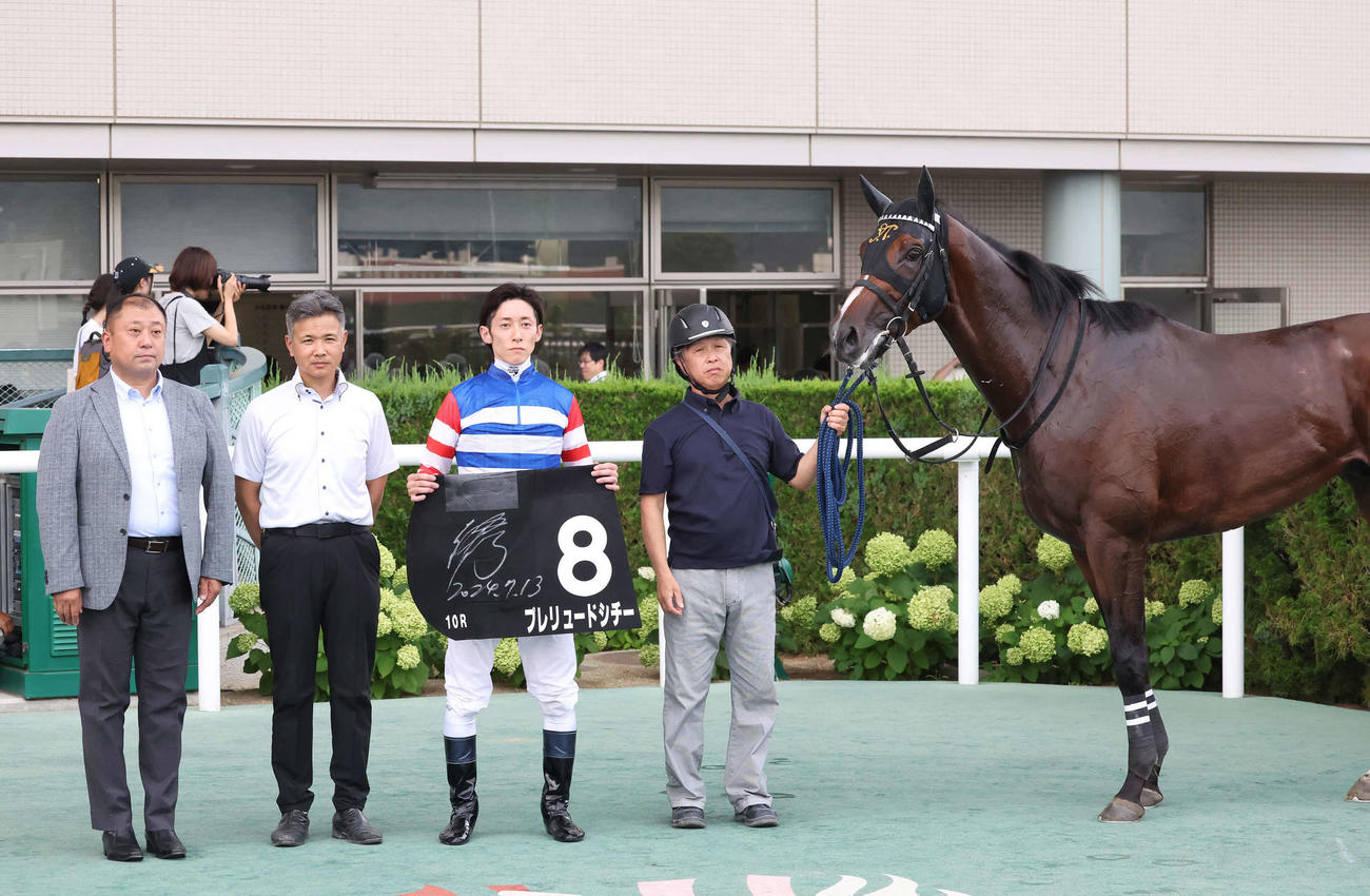 信夫山特別を制したプレリュードシチーの口取りをする津村騎手（撮影・丹羽敏通）