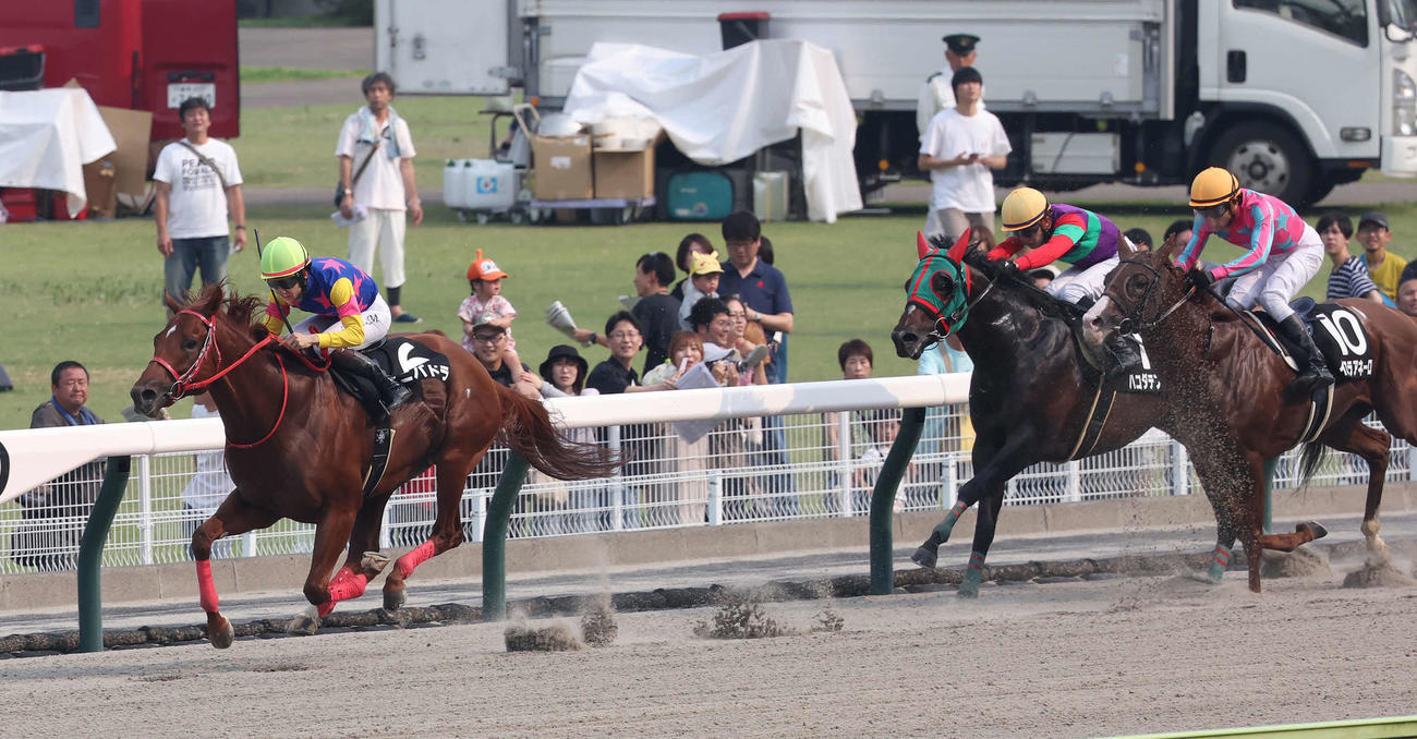 福島11R、安達太良Sを制したマニバドラ（左）（撮影・丹羽敏通）