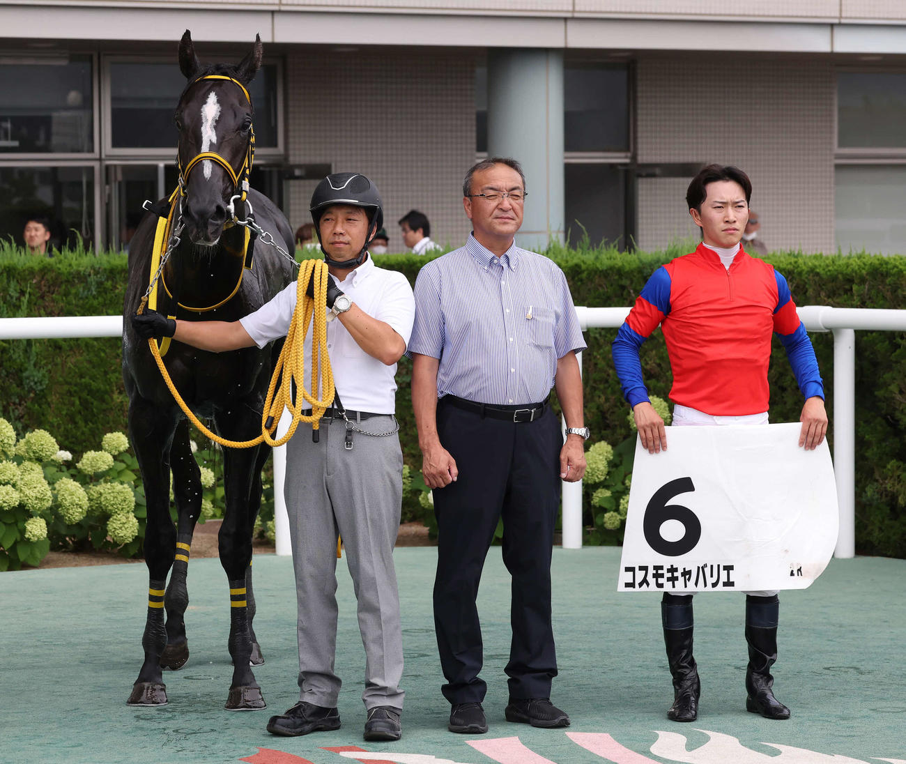 福島2R、2歳未勝利戦を制したコスモキャバリエの口取りをする高木師と菅原明騎手（撮影・丹羽敏通）
