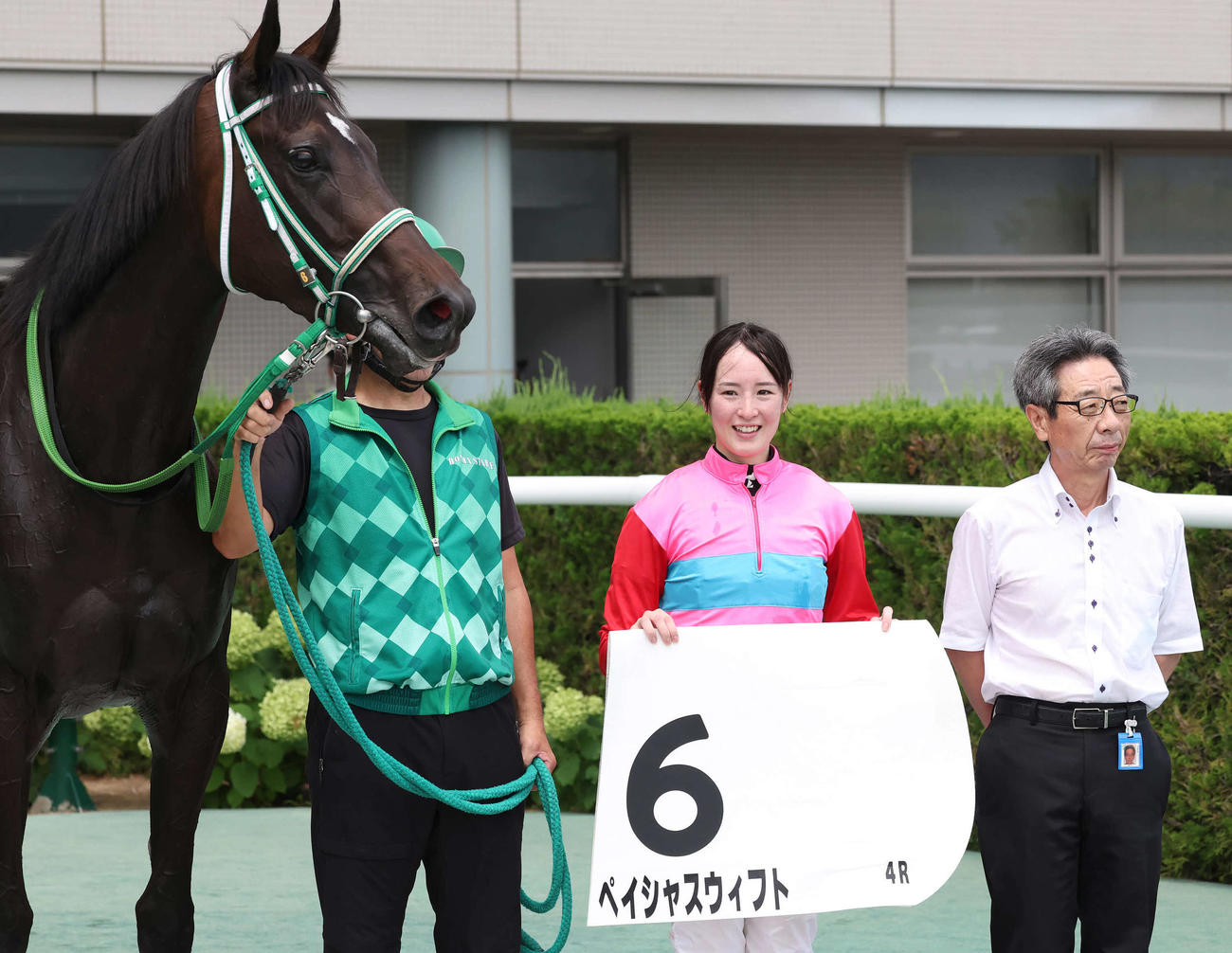福島4R、ペイシャスウィフトで3歳未勝利戦を制して結婚発表後、初勝利を挙げた藤田騎手（中央）。右は本間師（撮影・丹羽敏通）