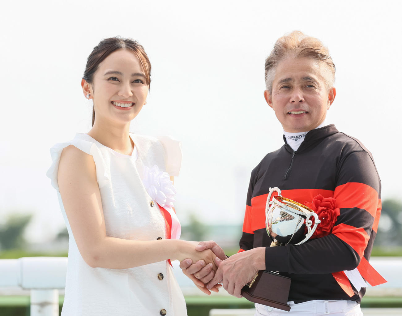 函館記念をホウオウビスケッツで制し、岡田結実と握手する岩田康騎手（撮影・村野早祐）