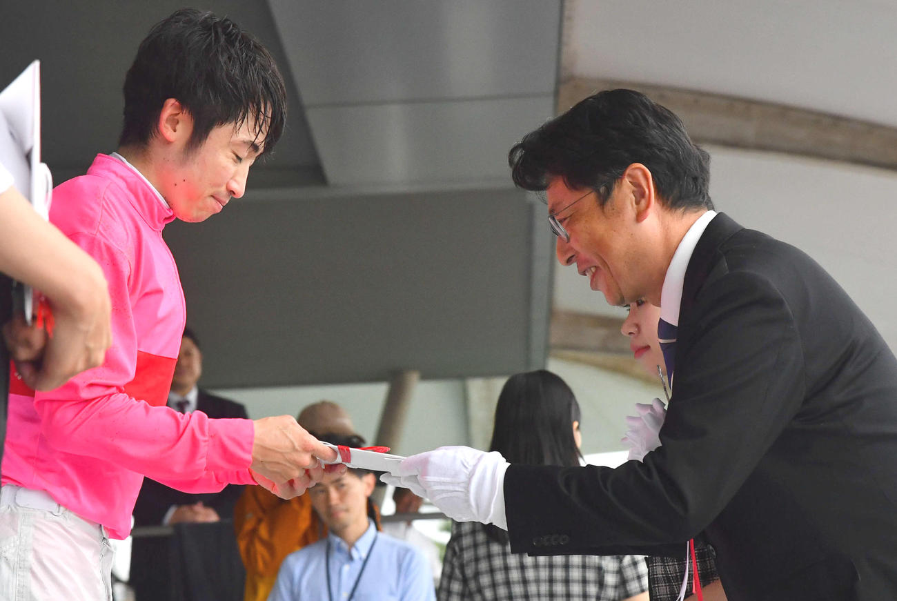 西部日刊スポーツ杯をライジングラパスで制した松若騎手に目録を贈呈する林日刊スポーツ西部本社代表（撮影・岩下翔太）