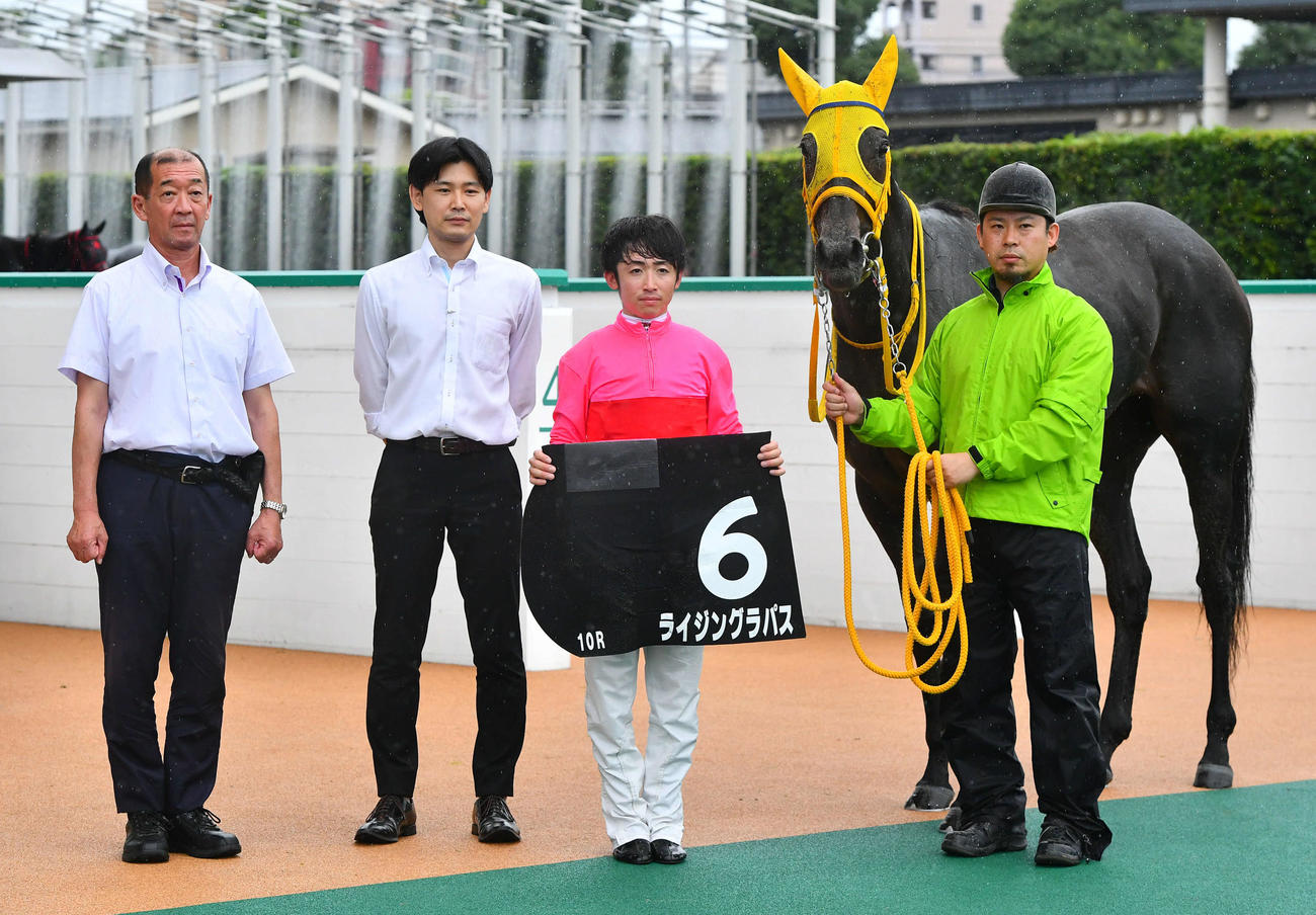 西部日刊スポーツ杯をライジングラパスで制し口取りに臨む松若風馬騎手（撮影・岩下翔太）