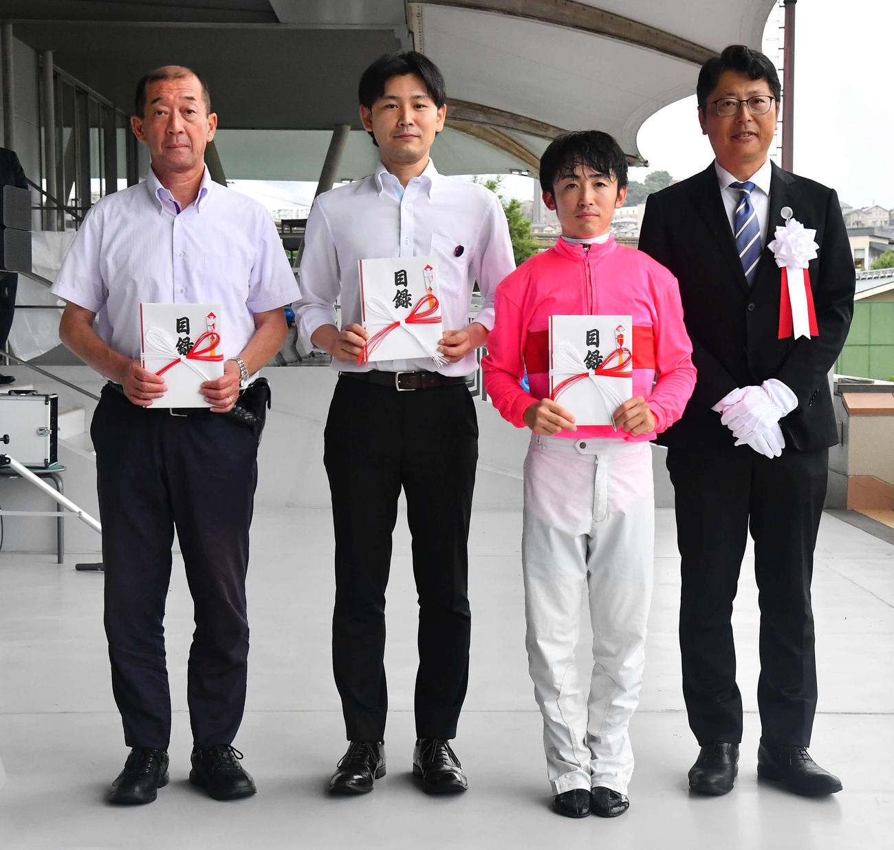 西部日刊スポーツ杯をライジングラパスで制し記念撮影する、左から宮本師、ひとりおいて松若騎手、林日刊スポーツ西部本社代表（撮影・岩下翔太）