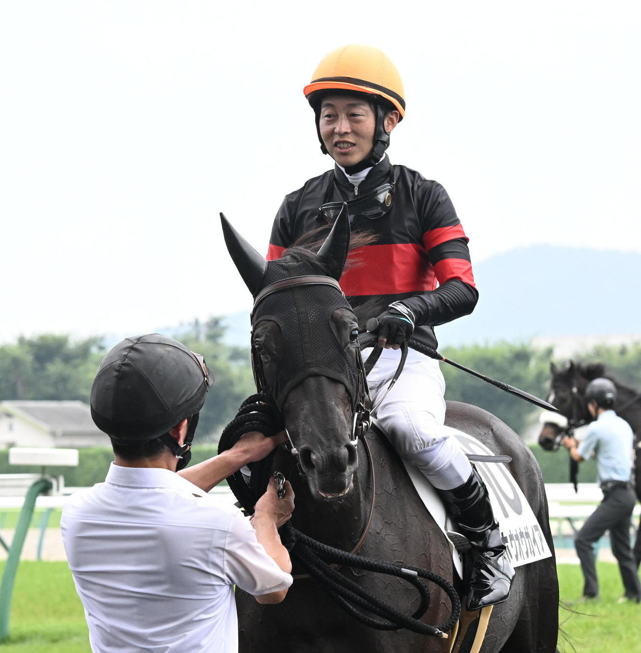 2歳新馬戦を制したホウオウガイアと丸太騎手（左）（撮影・千葉一成）