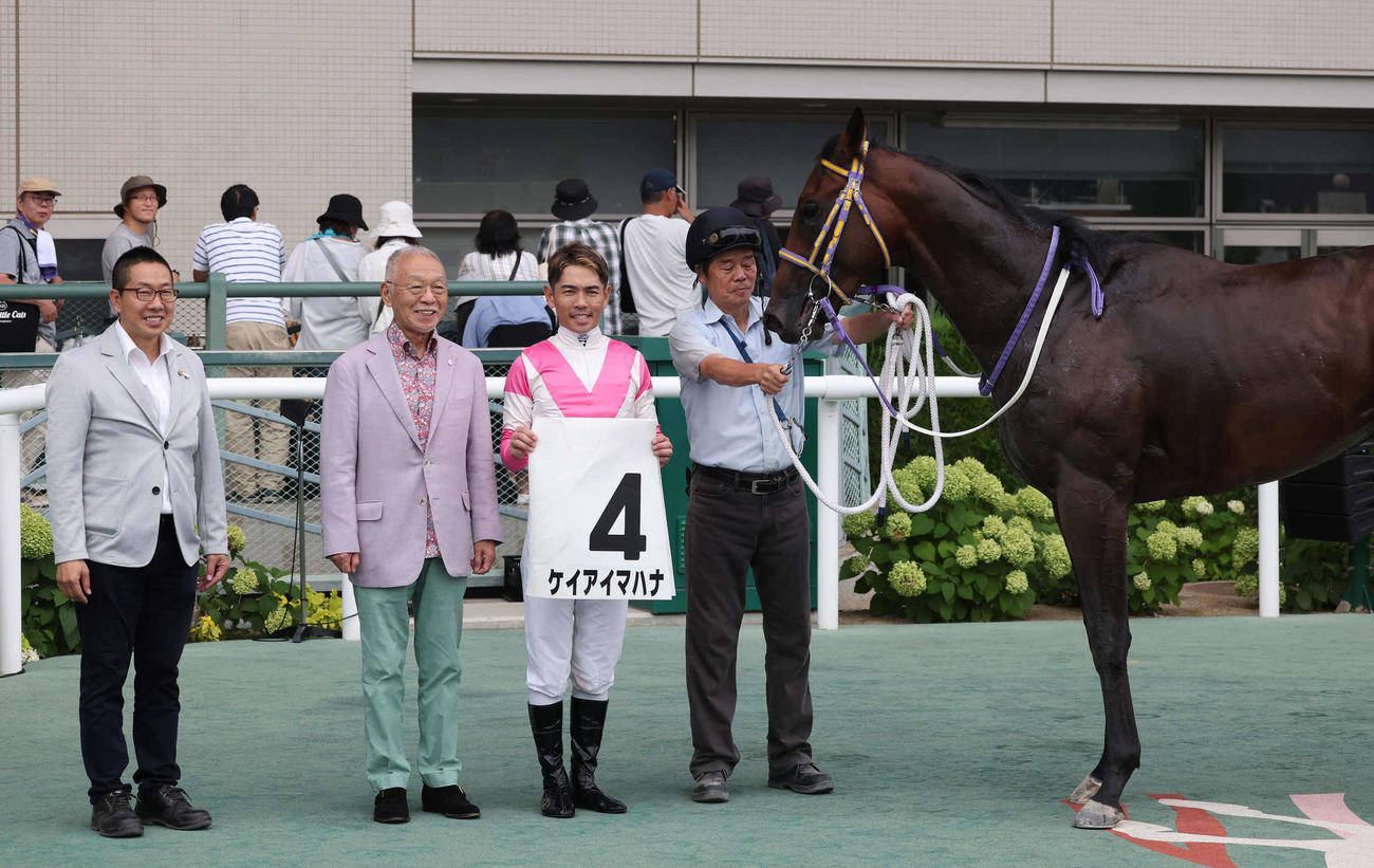 福島6R、2歳新馬戦を制したケイアイマハナの口取りをする戸崎騎手（撮影・丹羽敏通）