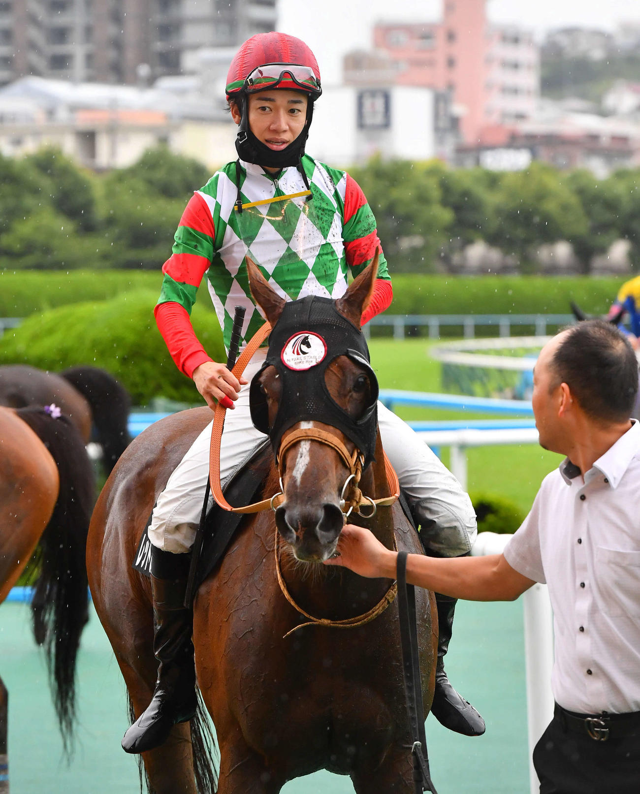 小倉11R、佐世保S1着のレッドヒルシューズと松山騎手（撮影・岩下翔太）