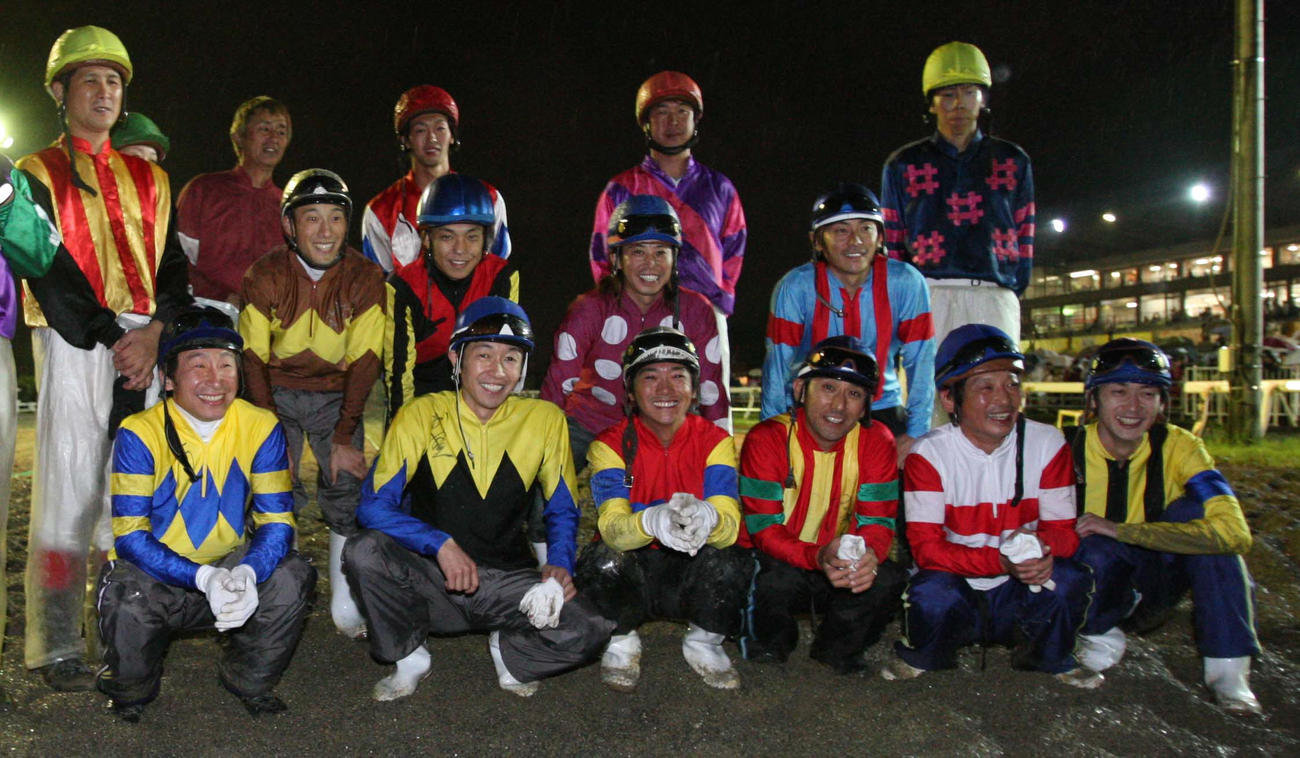 2010年8月23日、ばんえい競馬のエキシビションを行った武豊（前列左から2人目）らJRA騎手