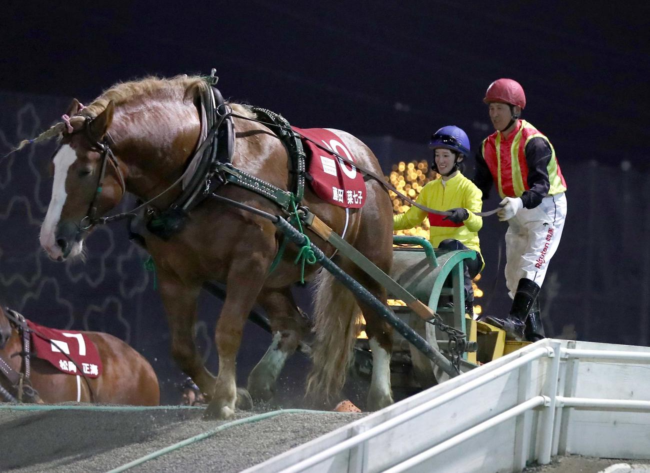 ばんえい競馬JRAジョッキーDAY　第2障害を越える藤田菜七子騎手（2019年8月撮影）
