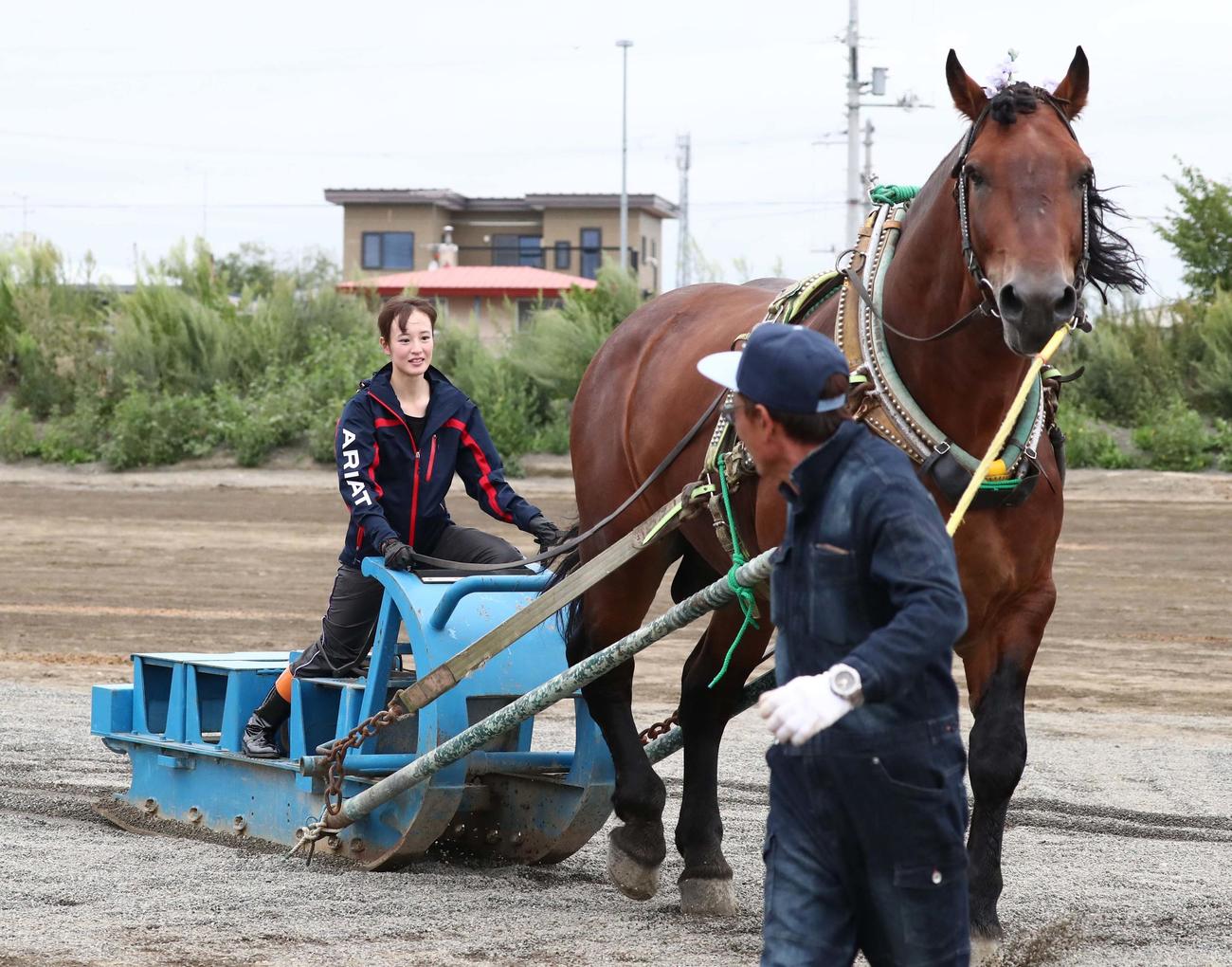 ばんえい競馬JRAジョッキーDAY　本番を前に練習する藤田菜七子騎手（2019年8月撮影）