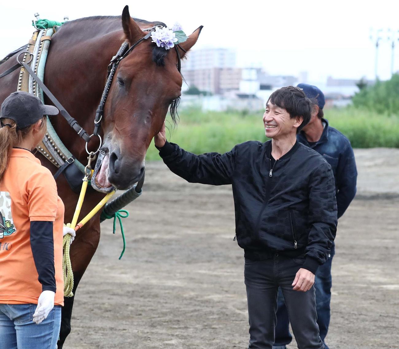 ばんえい競馬JRAジョッキーDAY　サプライズで登場し馬をなでる横山典弘騎手（2019年8月撮影）