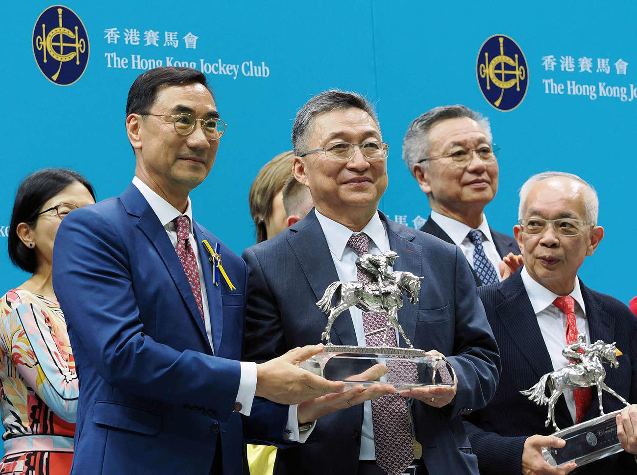 リーディングトレーナーに輝いたフランシス・ルイ調教師（中央）（（C）The Hong Kong Jockey Club）