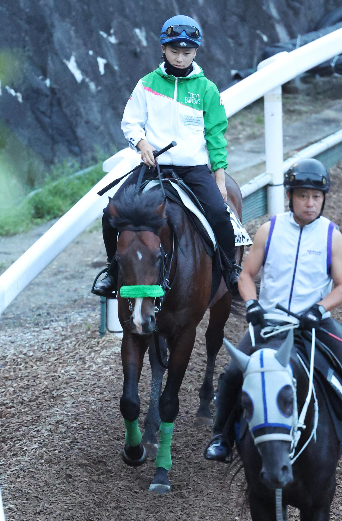 坂路へ向かうエルトンバローズ