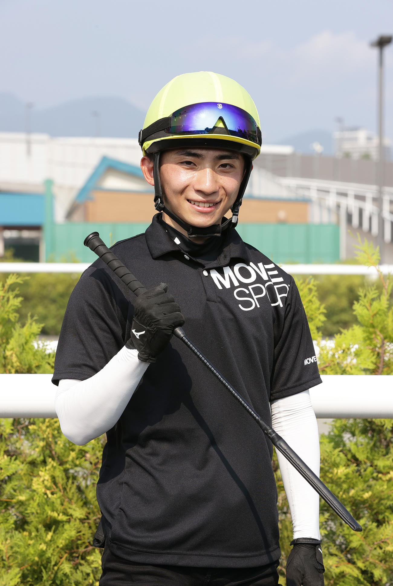 札幌競馬場で調教騎乗に励む長浜鴻緒騎手