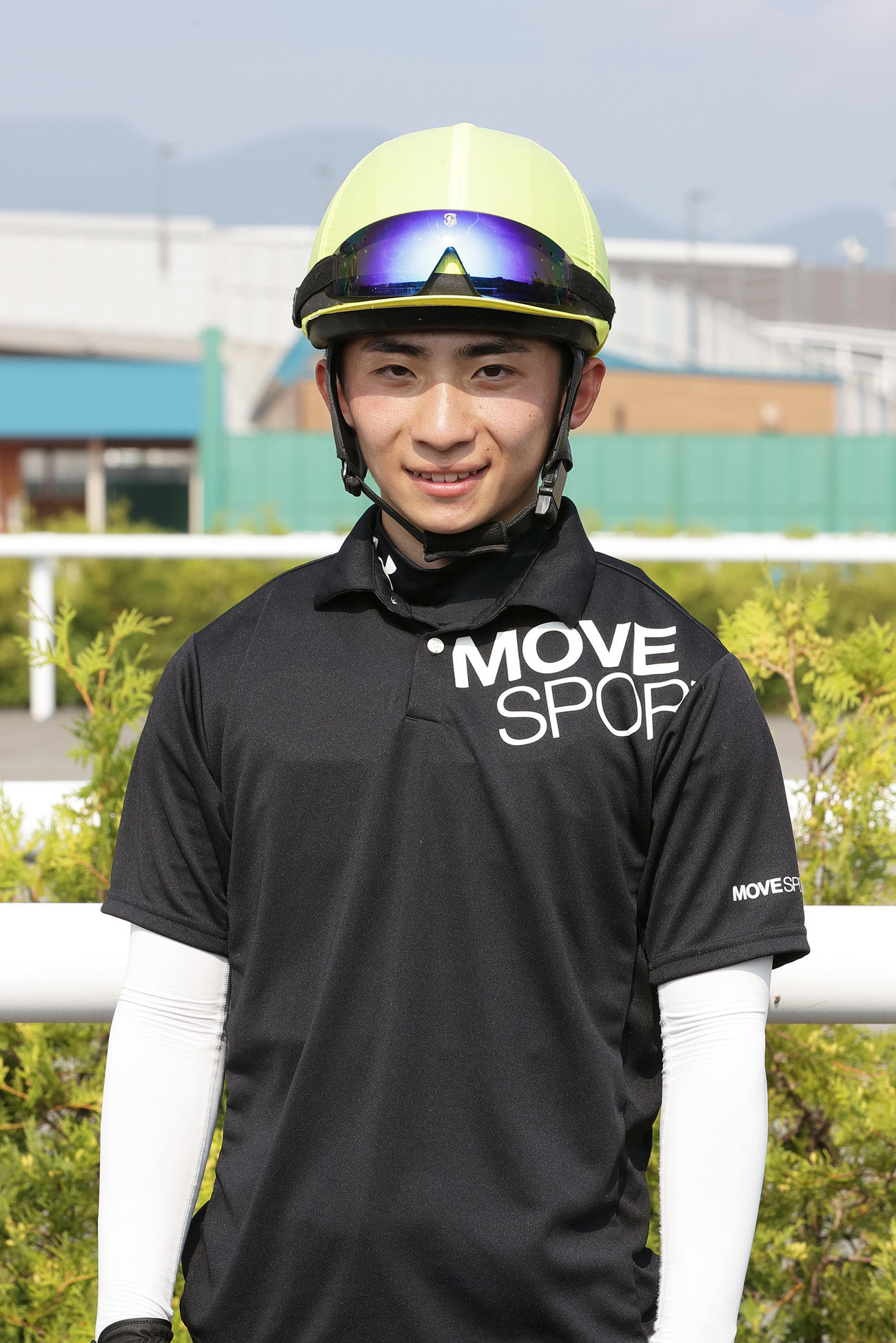 札幌競馬場で調教騎乗に励む長浜鴻緒騎手
