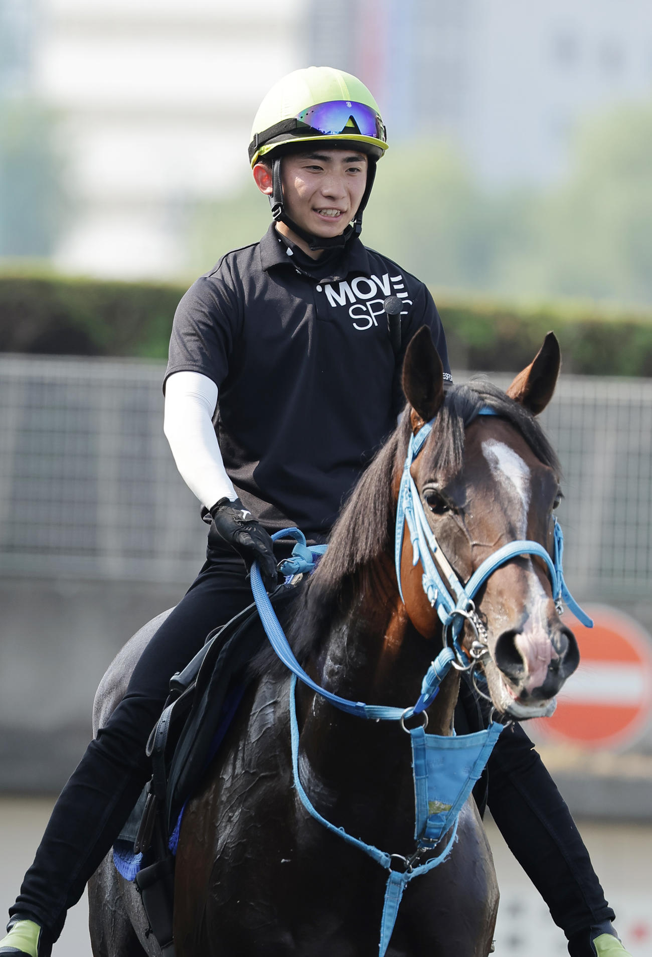 札幌競馬場で調教騎乗に励む長浜鴻緒騎手