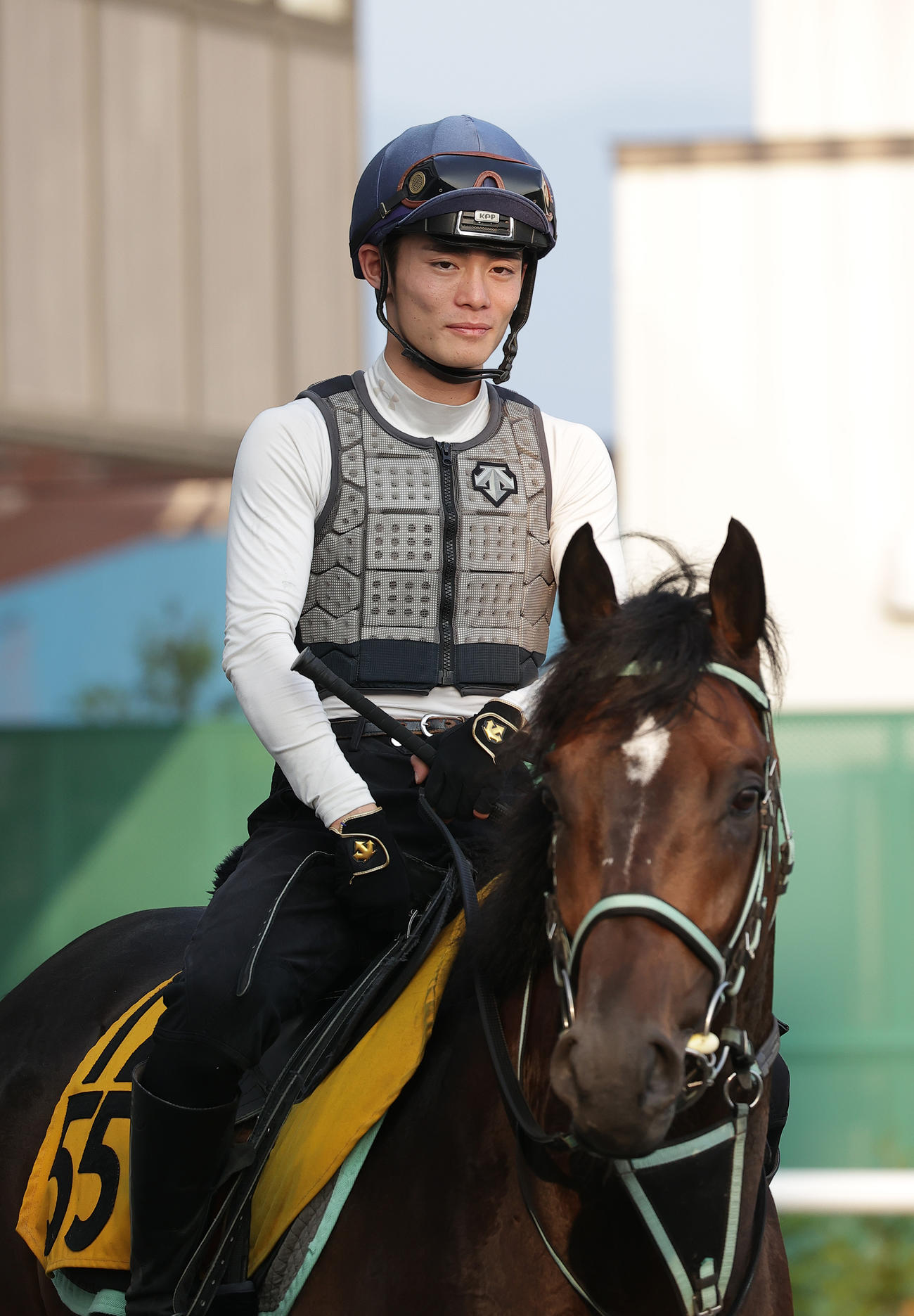 札幌競馬場で調教騎乗に励む永野猛蔵騎手
