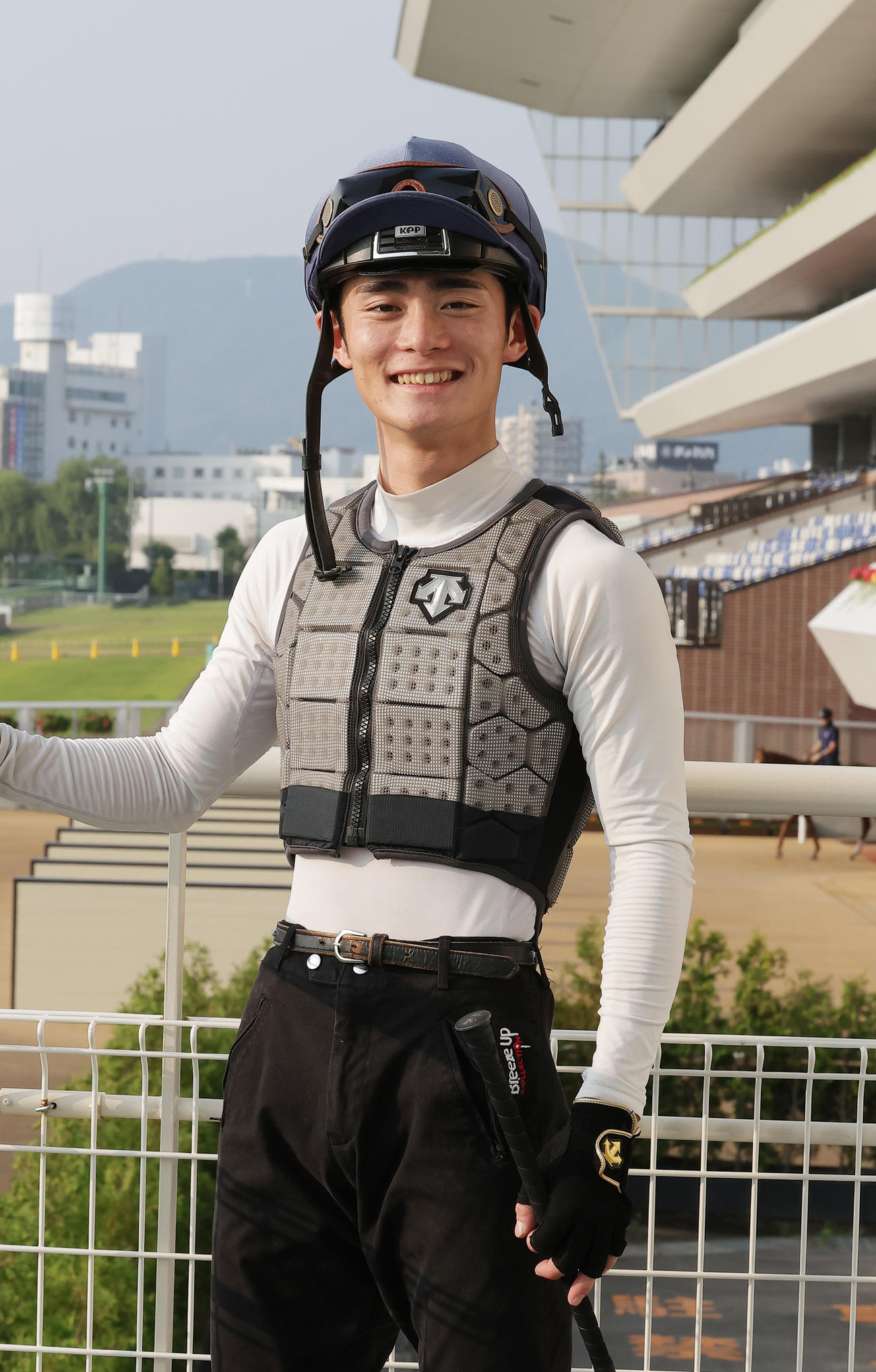 札幌競馬場で調教騎乗に励む永野猛蔵騎手