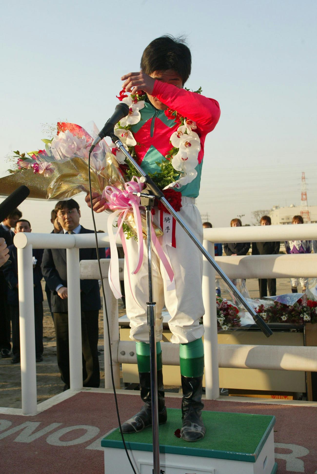 04年2月、園田競馬最後のあいさつで涙に言葉をつまらせた小牧太騎手