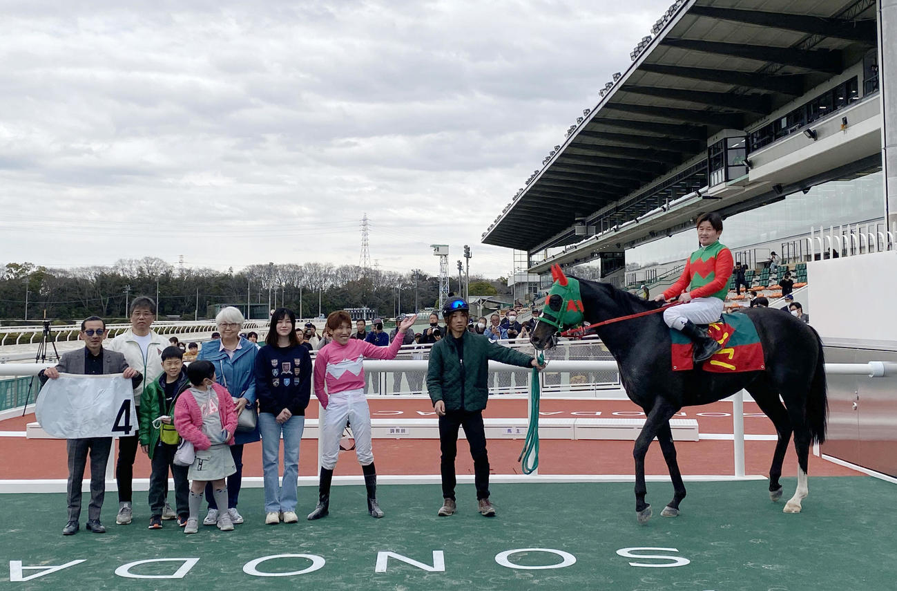 24年3月28日、メイショウマサカリで勝利した小牧太騎手（右端）と弟の小牧毅調教師（左端）