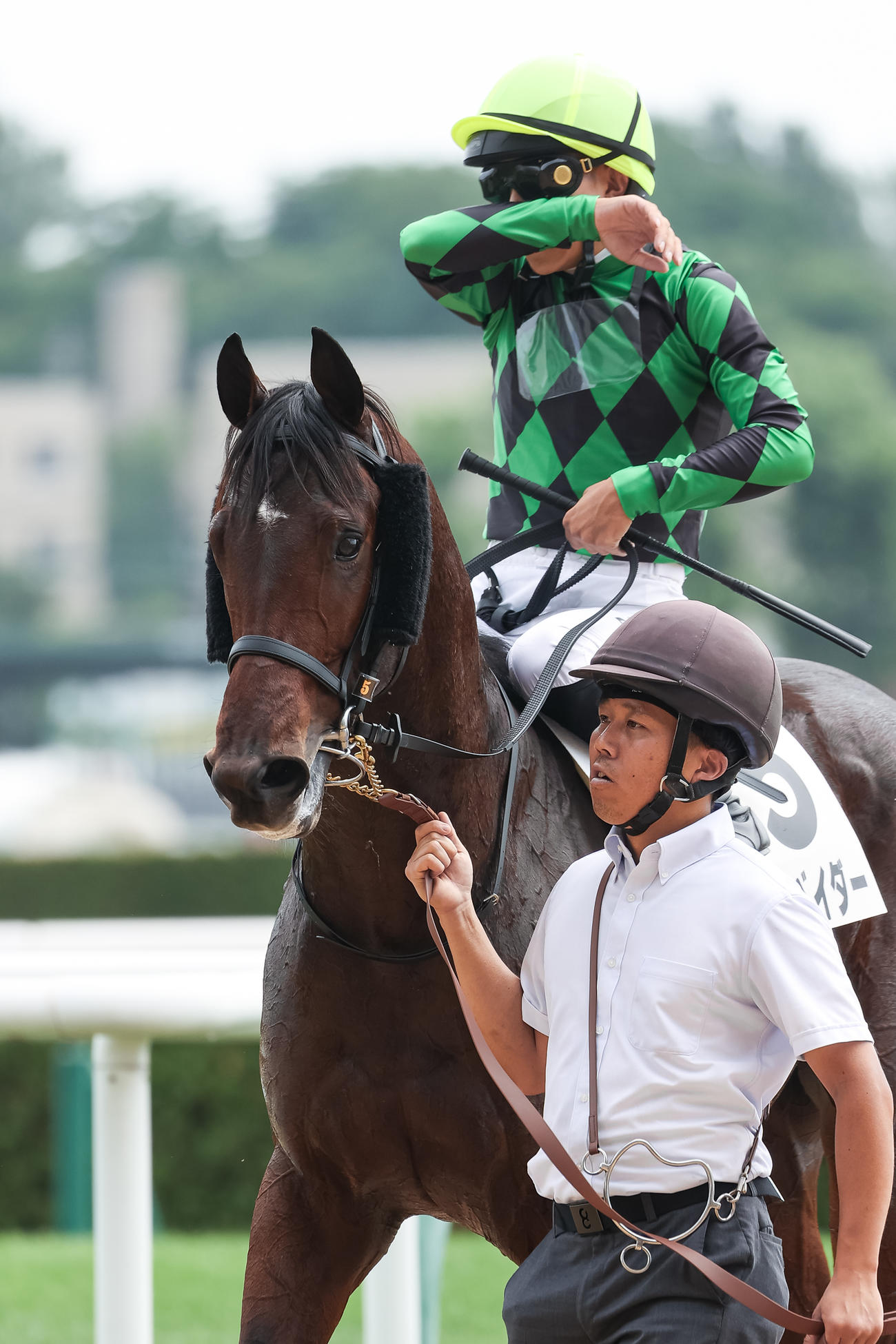 2歳未勝利を勝ち上がったポッドベイダーと佐々木騎手（撮影・村野早祐）