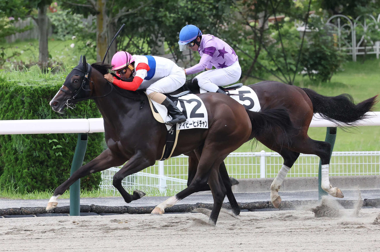 福島1R、2歳未勝利戦を制したアイビーヒメチャンと木幡巧騎手（撮影・丹羽敏通）
