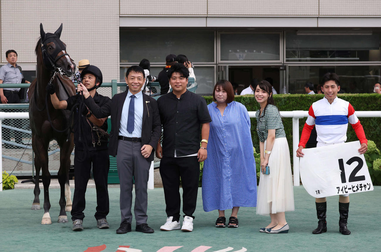 福島1R、2歳未勝利戦を制したアイビーヒメチャンの口取りをする木幡巧騎手（撮影・丹羽敏通）