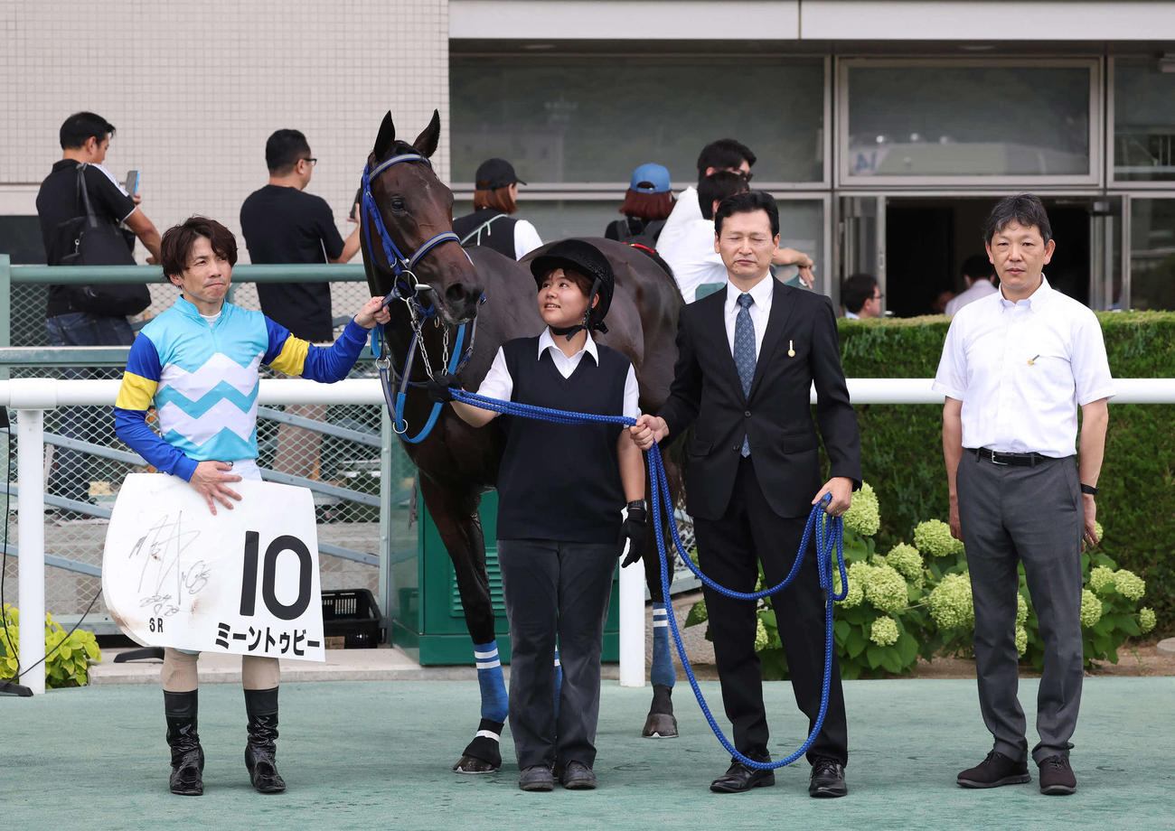 福島6R、2歳新馬戦を制したミーントゥビーの口取りをする松岡騎手と堀内師（撮影・丹羽敏通）