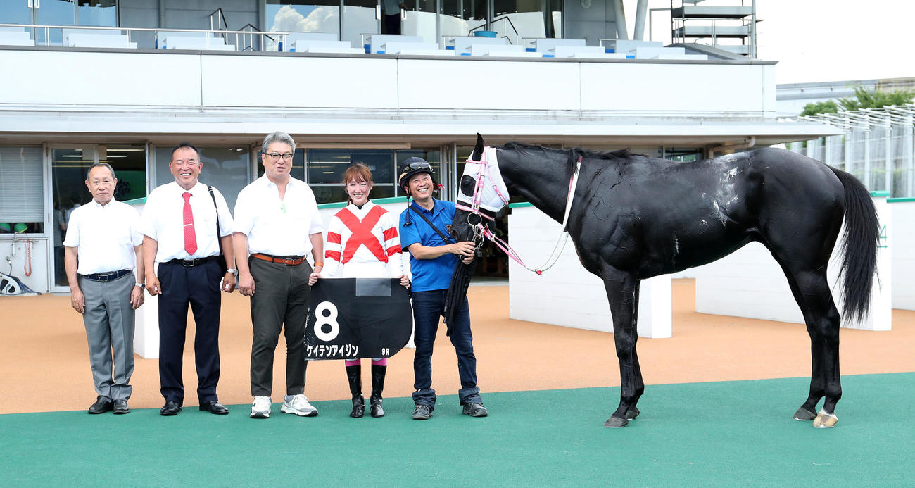 ひまわり賞を制したケイテンアイジンと口取りに並ぶ永島騎手（右から2人目）（撮影・白石智彦）