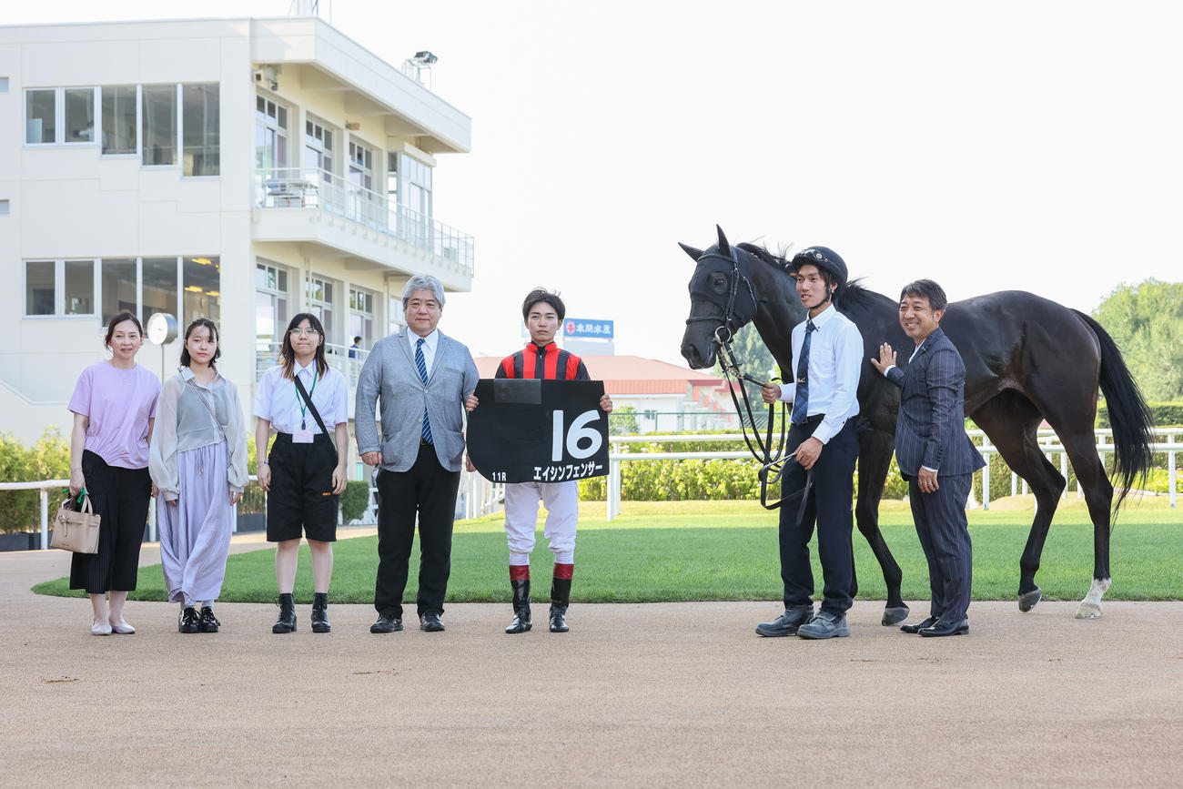 口取りするTVh賞を制したエイシンフェンサーと川又騎手（左から5人目）（撮影・村野早祐）