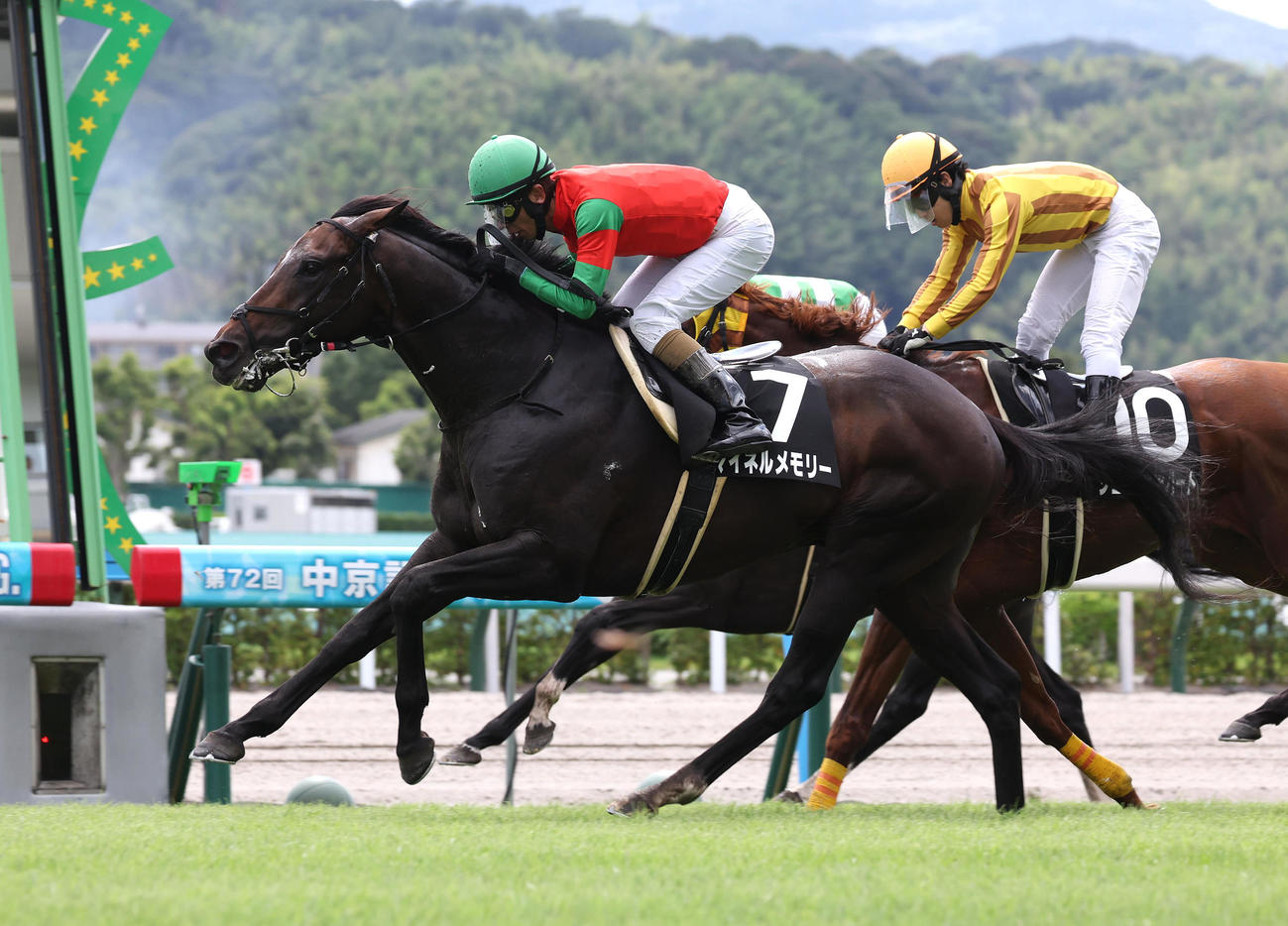 シェイクユアハート（右）を差し切ってテレQ杯を制したマイネルメモリー（撮影・白石智彦）