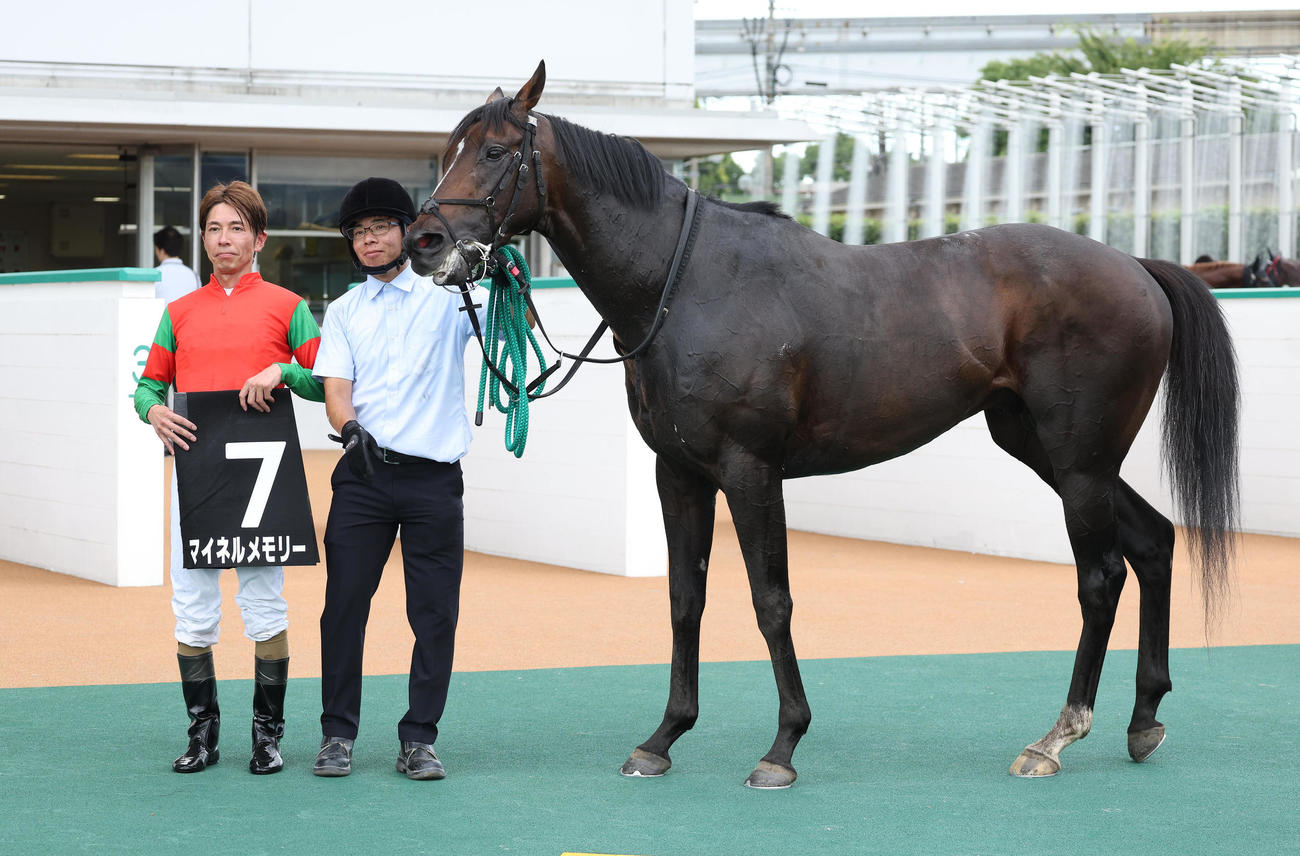 テレQ杯を制したマイネルメモリーと口取りに並ぶ和田竜騎手（左）（撮影・白石智彦）