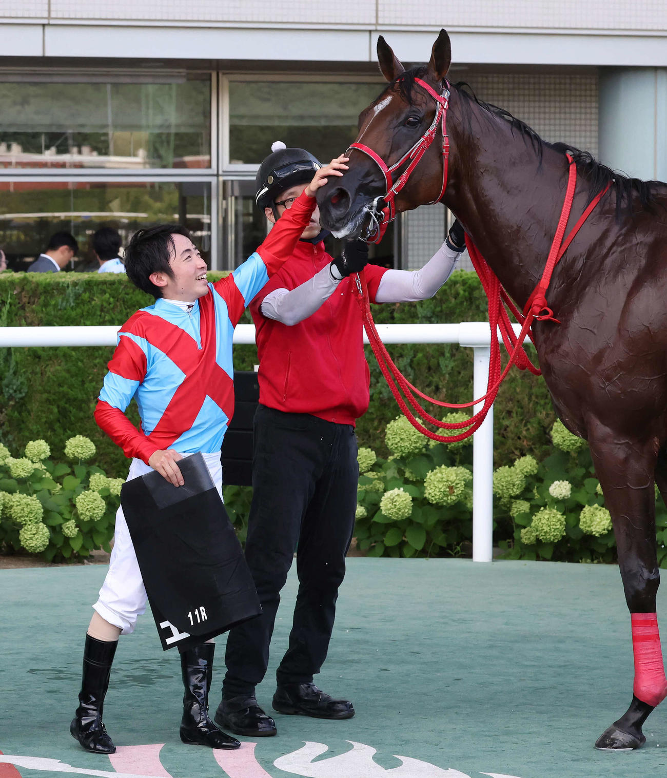 福島11R、TUF杯を制したエスカルをねぎらう松若騎手（撮影・丹羽敏通）