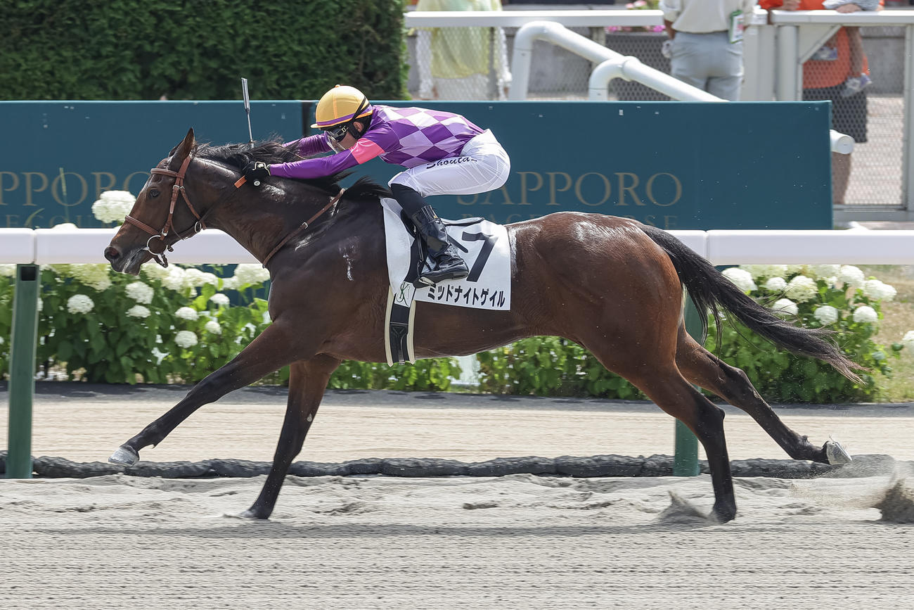 2歳未勝利を勝ち上がったミッドナイトゲイルと小林勝騎手（撮影・村野早祐）