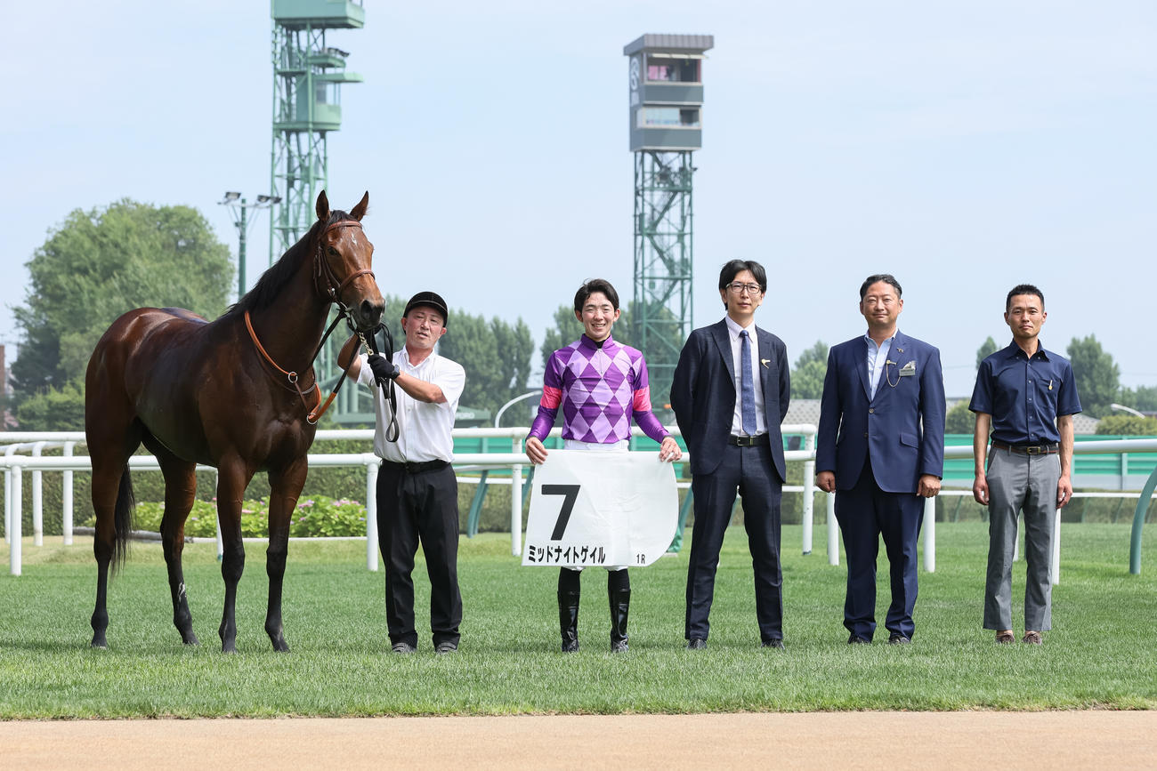 2歳未勝利を勝ち上がったミッドナイトゲイルと小林勝騎手（撮影・村野早祐）