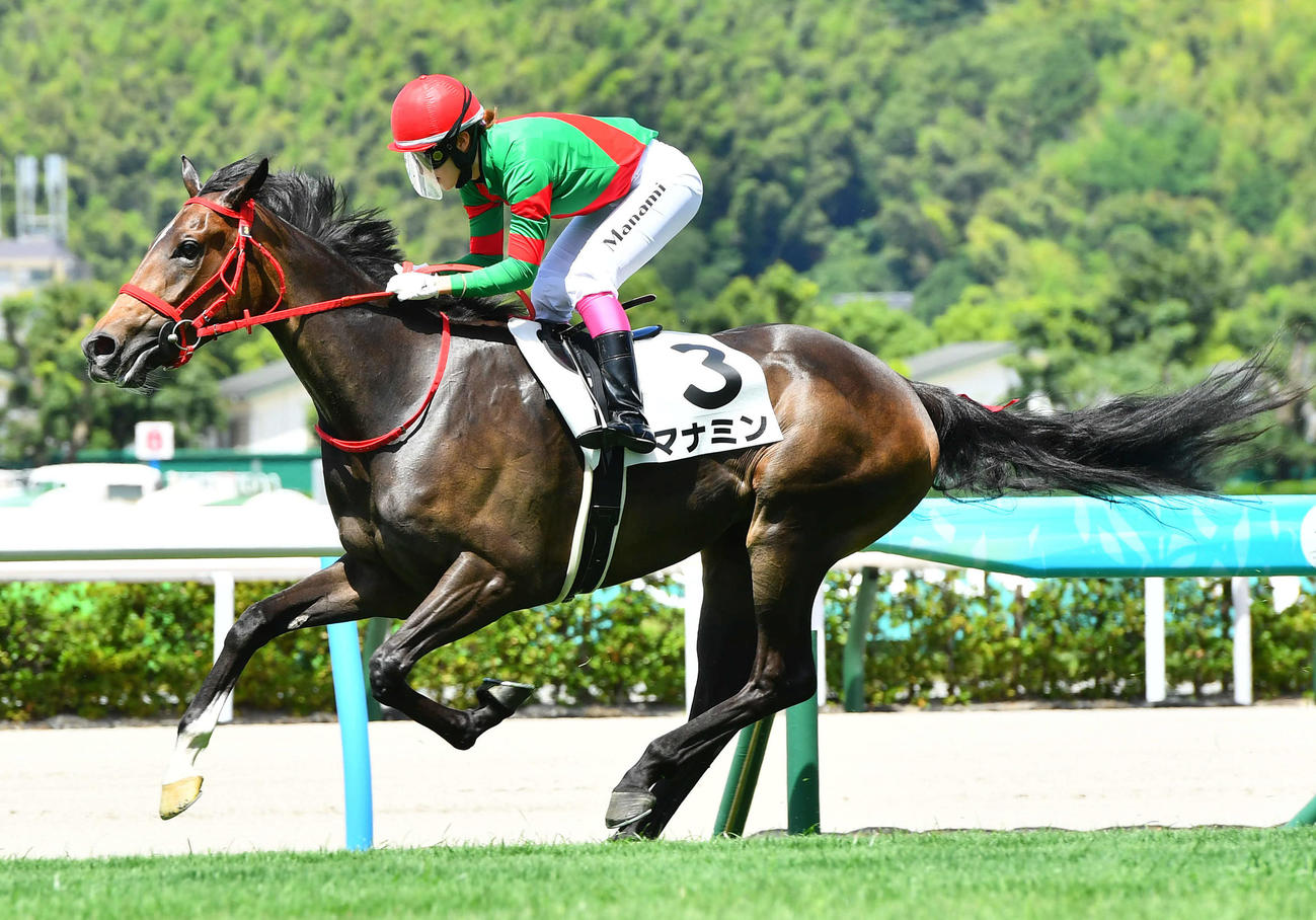 マナミンと永島まなみ騎手（2024年7月6日撮影）