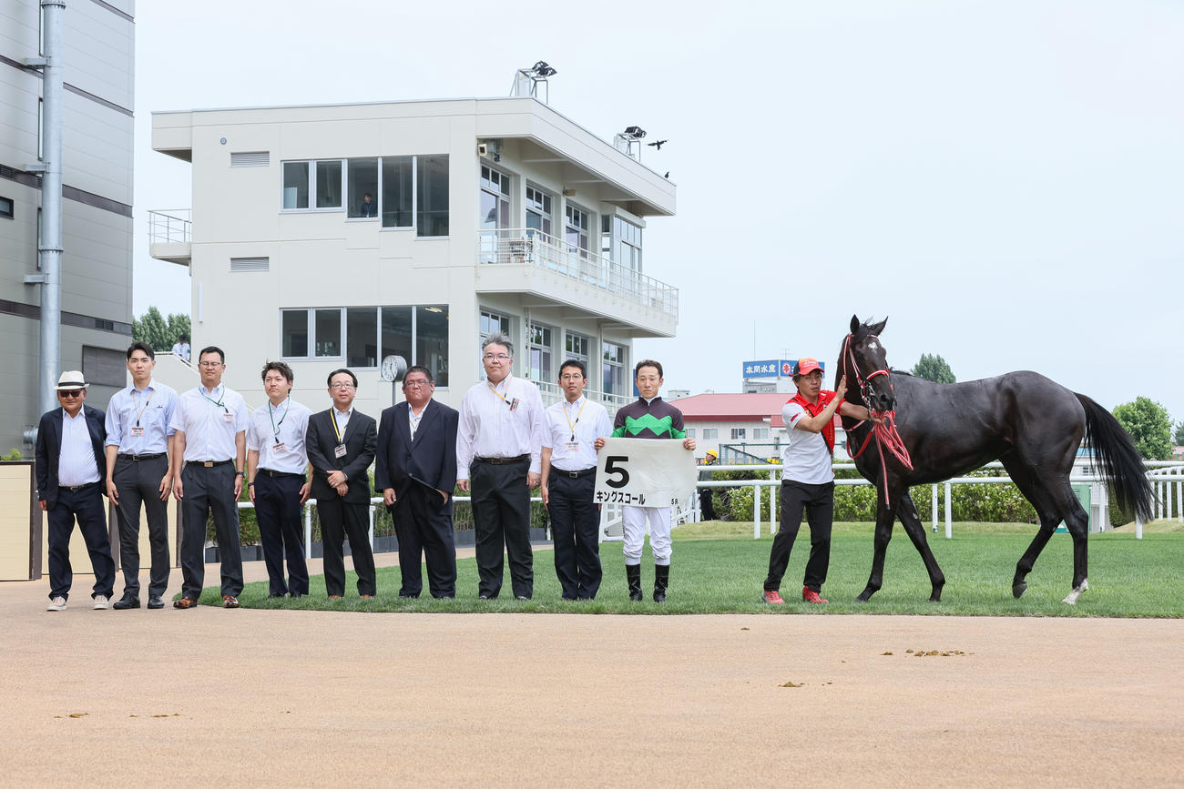 デビュー戦を制したキングスコールの関係者（撮影・村野早祐）