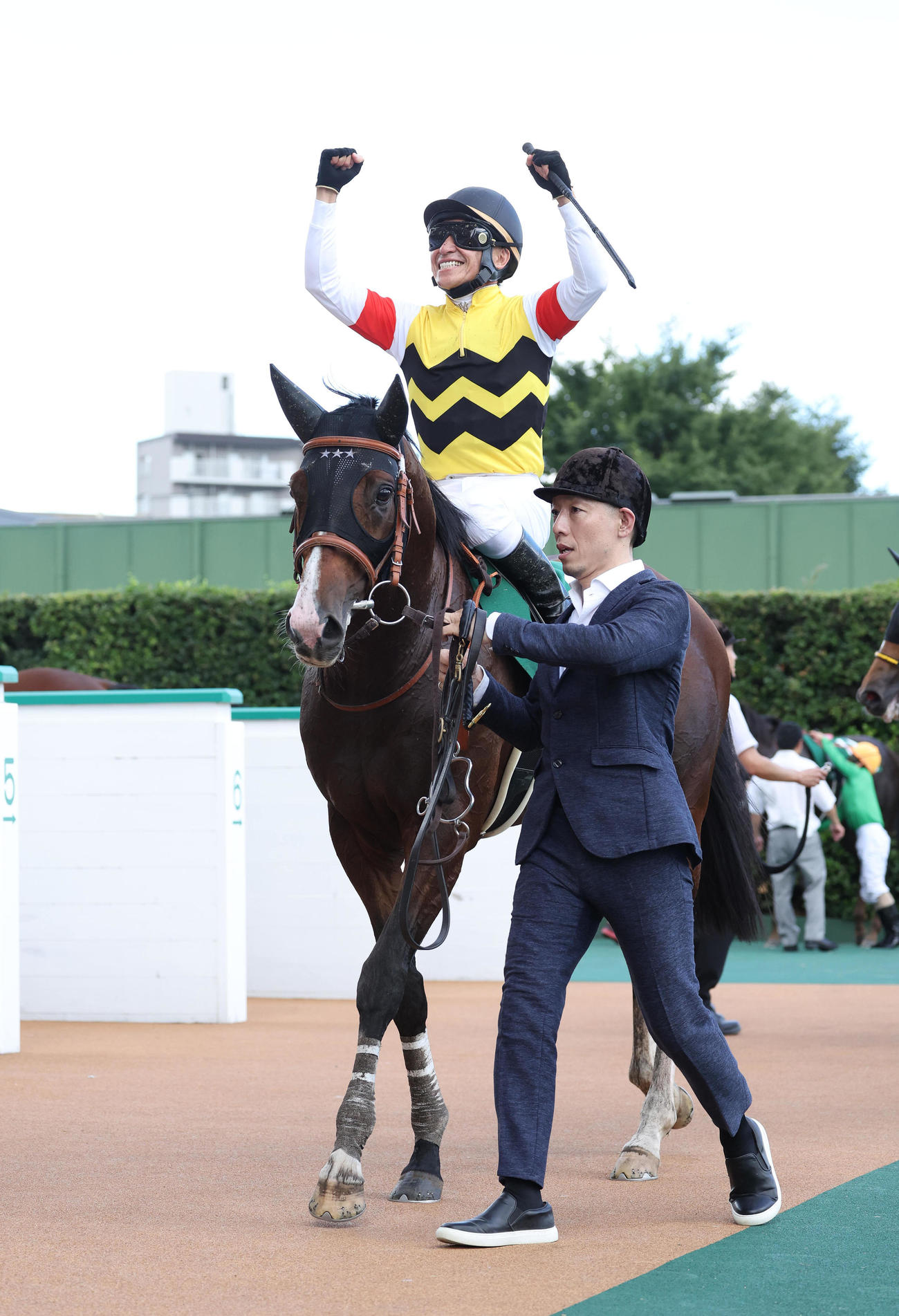 アルナシームで中京記念を制してガッツポーズで引き揚げる横山典騎手（撮影・白石智彦）