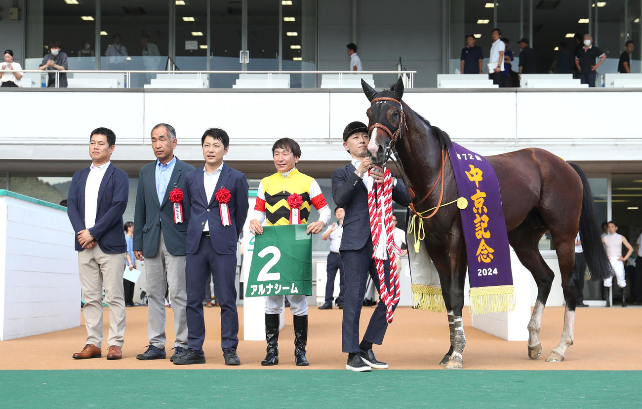 アルナシームで中京記念を制して口取りに並ぶ横山典騎手（右から2人目）（撮影・白石智彦）